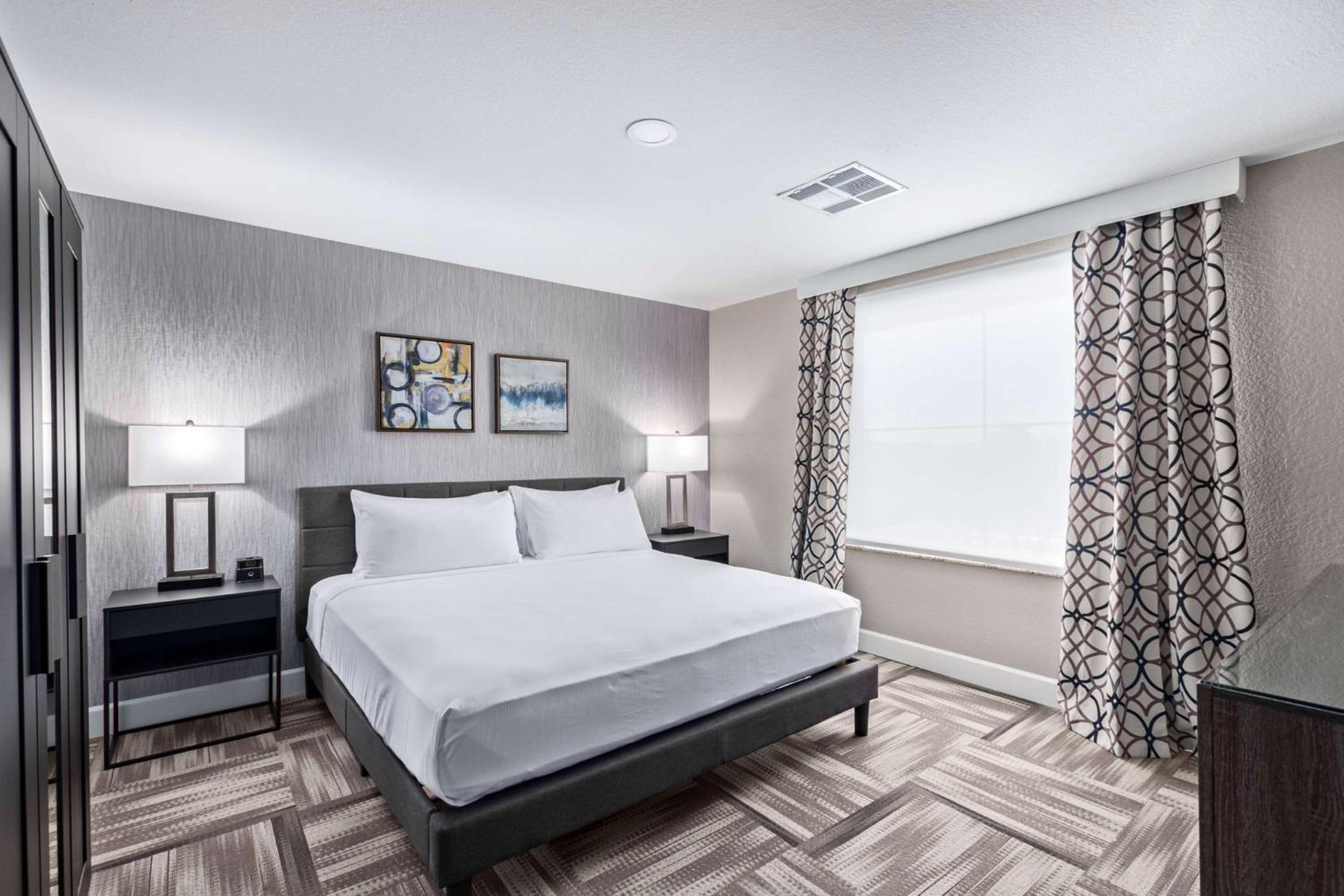 One-Bedroom King Suite with Walk-In Shower, Sofa Bed and Full Kitchen - Disability/Non-Smoking - Photo 1