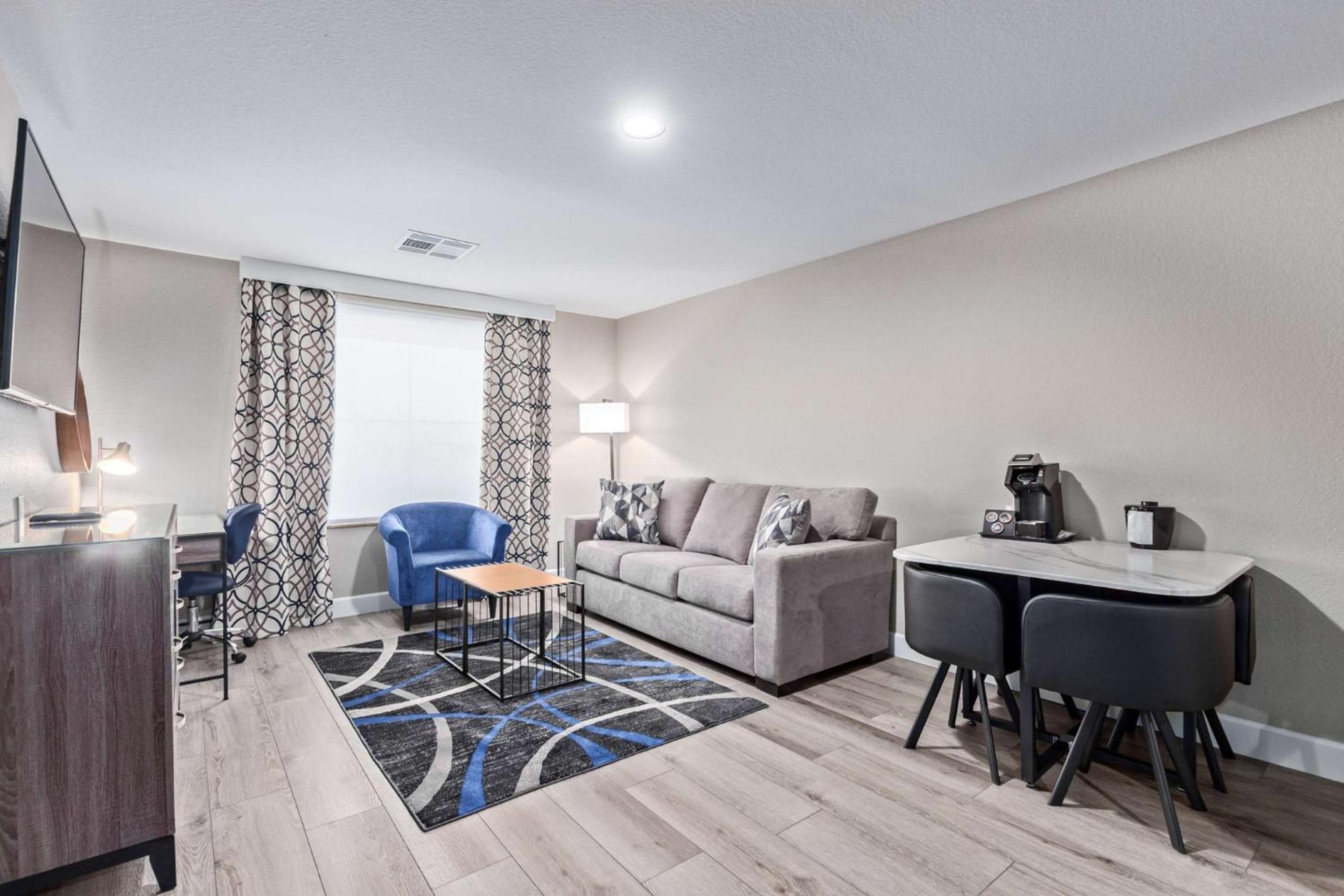 One-Bedroom King Suite with Walk-In Shower, Sofa Bed and Full Kitchen - Disability/Non-Smoking - Photo 4