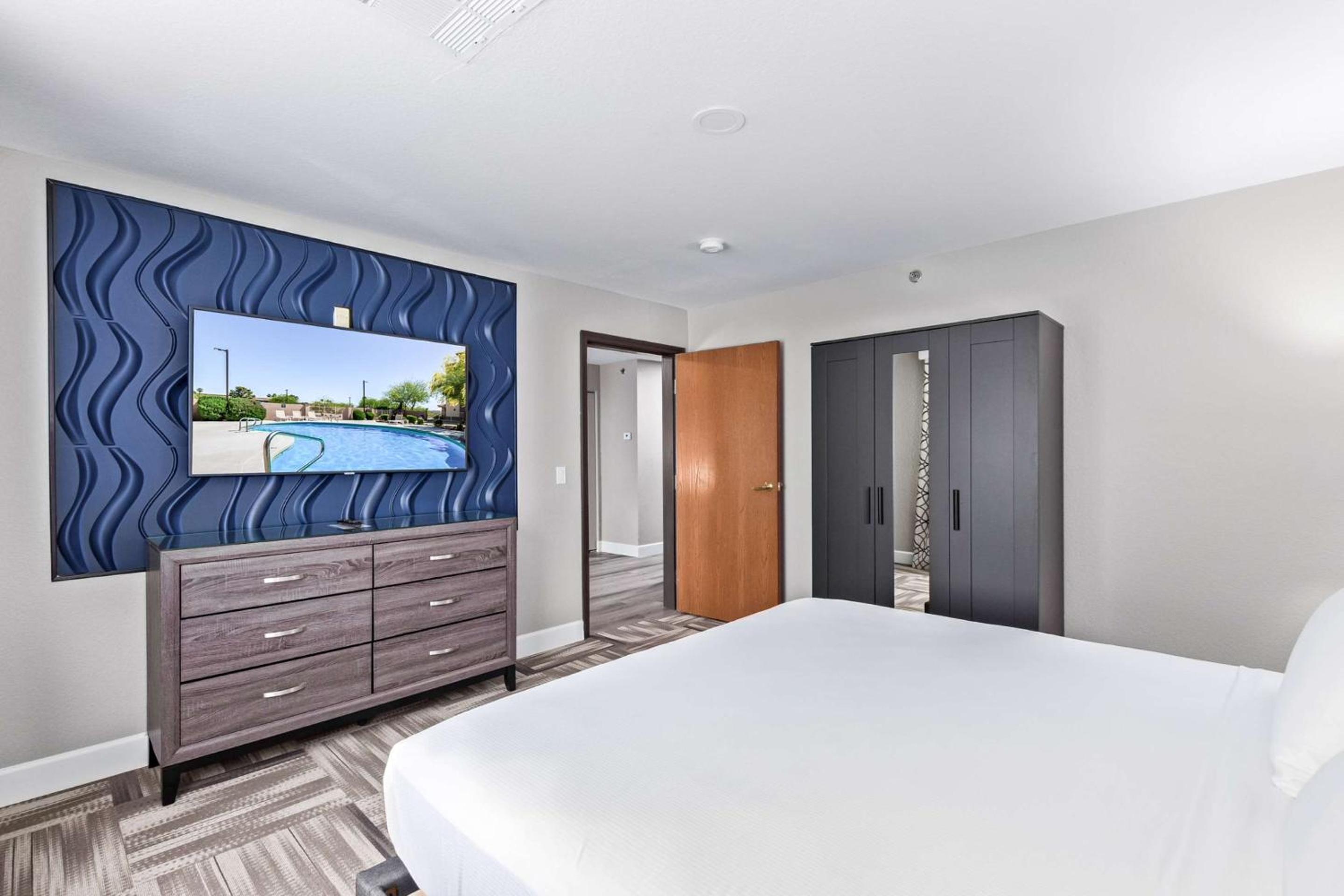 One-Bedroom King Suite with Walk-In Shower, Sofa Bed and Full Kitchen - Disability/Non-Smoking - Photo 3
