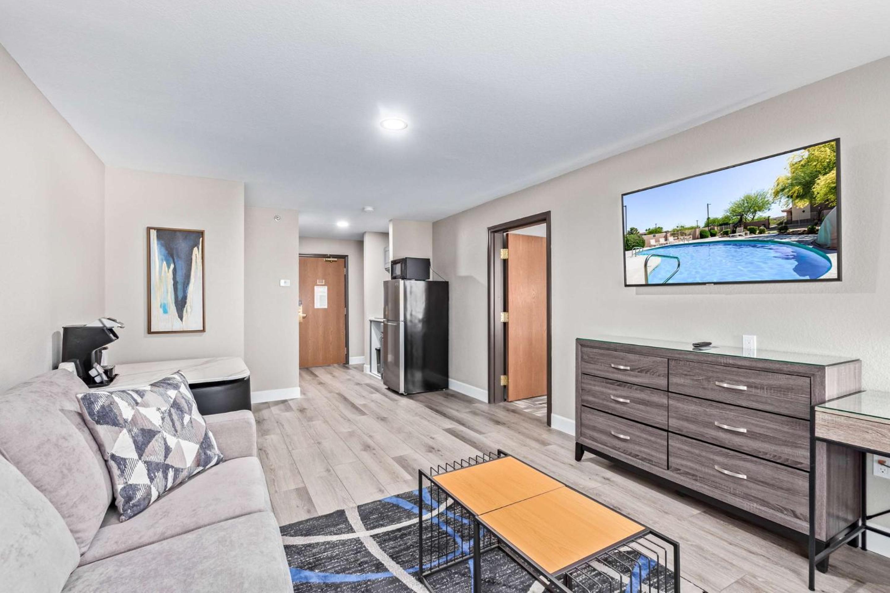 One-Bedroom King Suite with Walk-In Shower, Sofa Bed and Full Kitchen - Disability/Non-Smoking - Photo 2