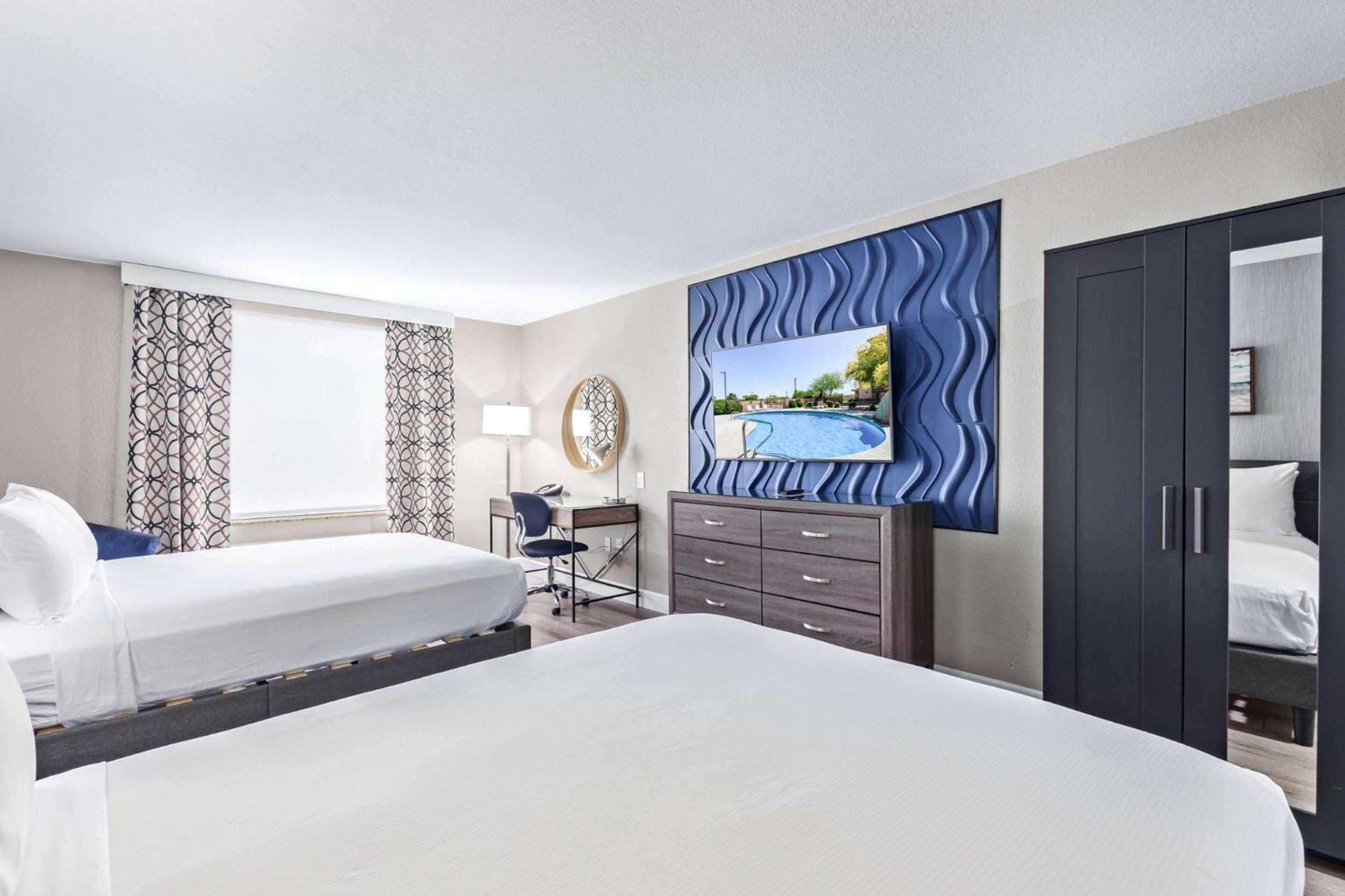 Queen Room with Two Queen Beds - Photo 3