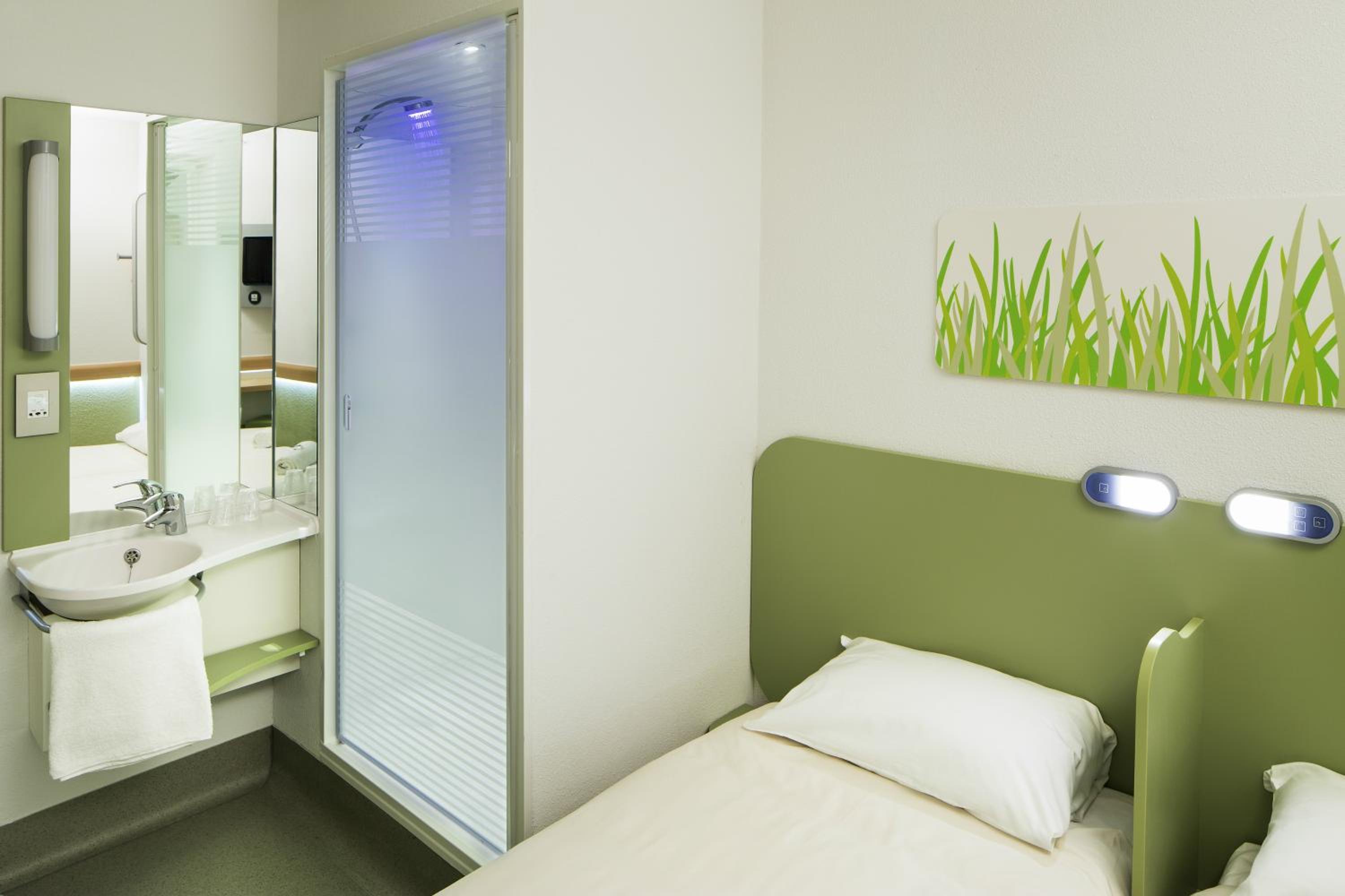 Standard Twin Room - Photo 9