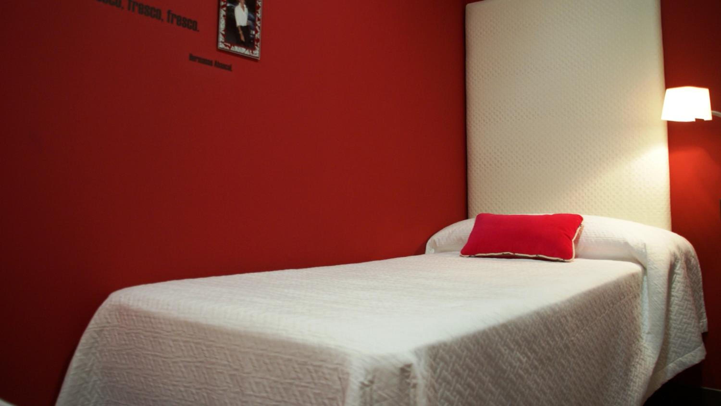 Single Room with Private Bathroom - Photo 4