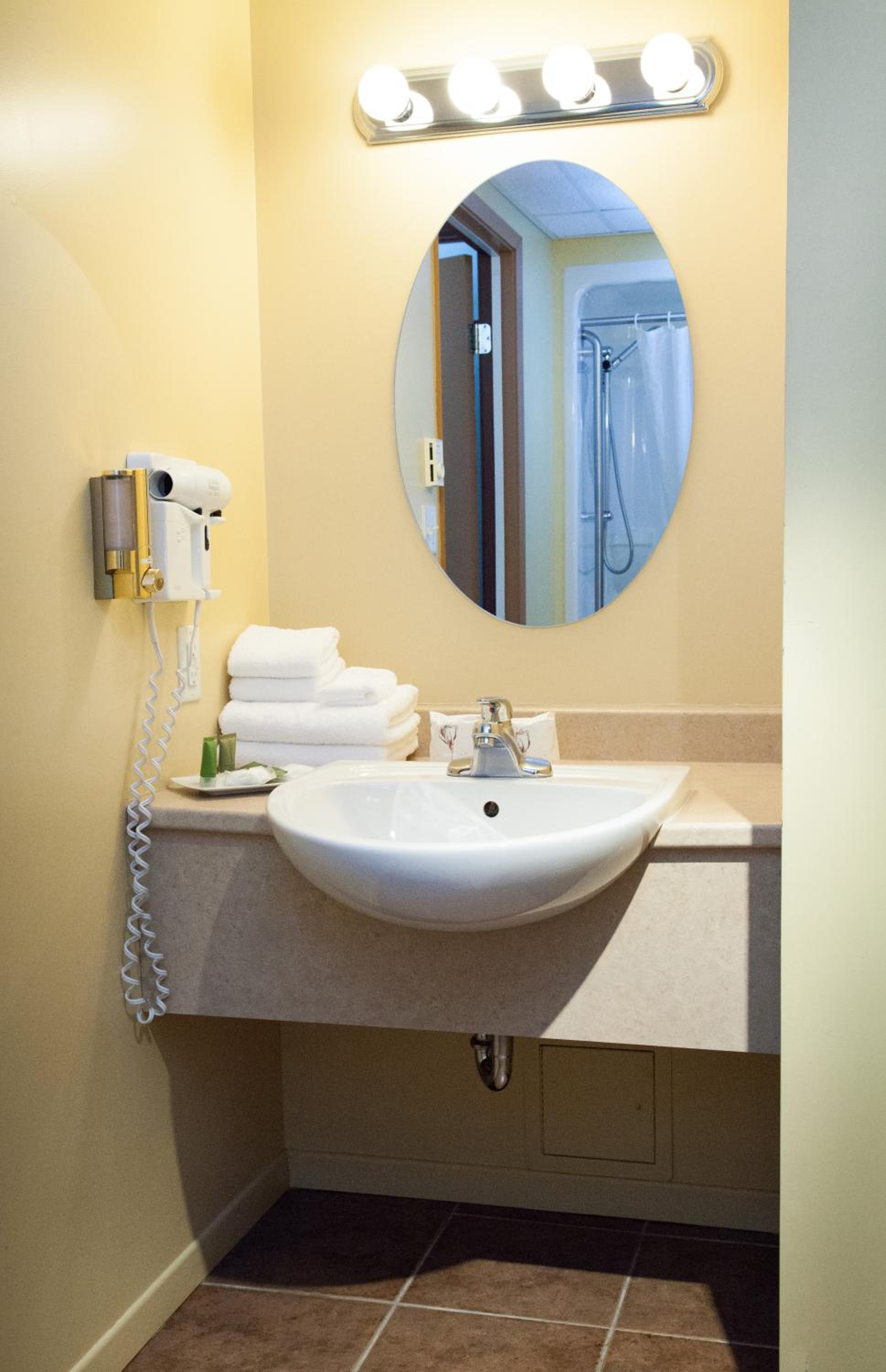 Standard Queen Room - Disability Access thumbnail 6