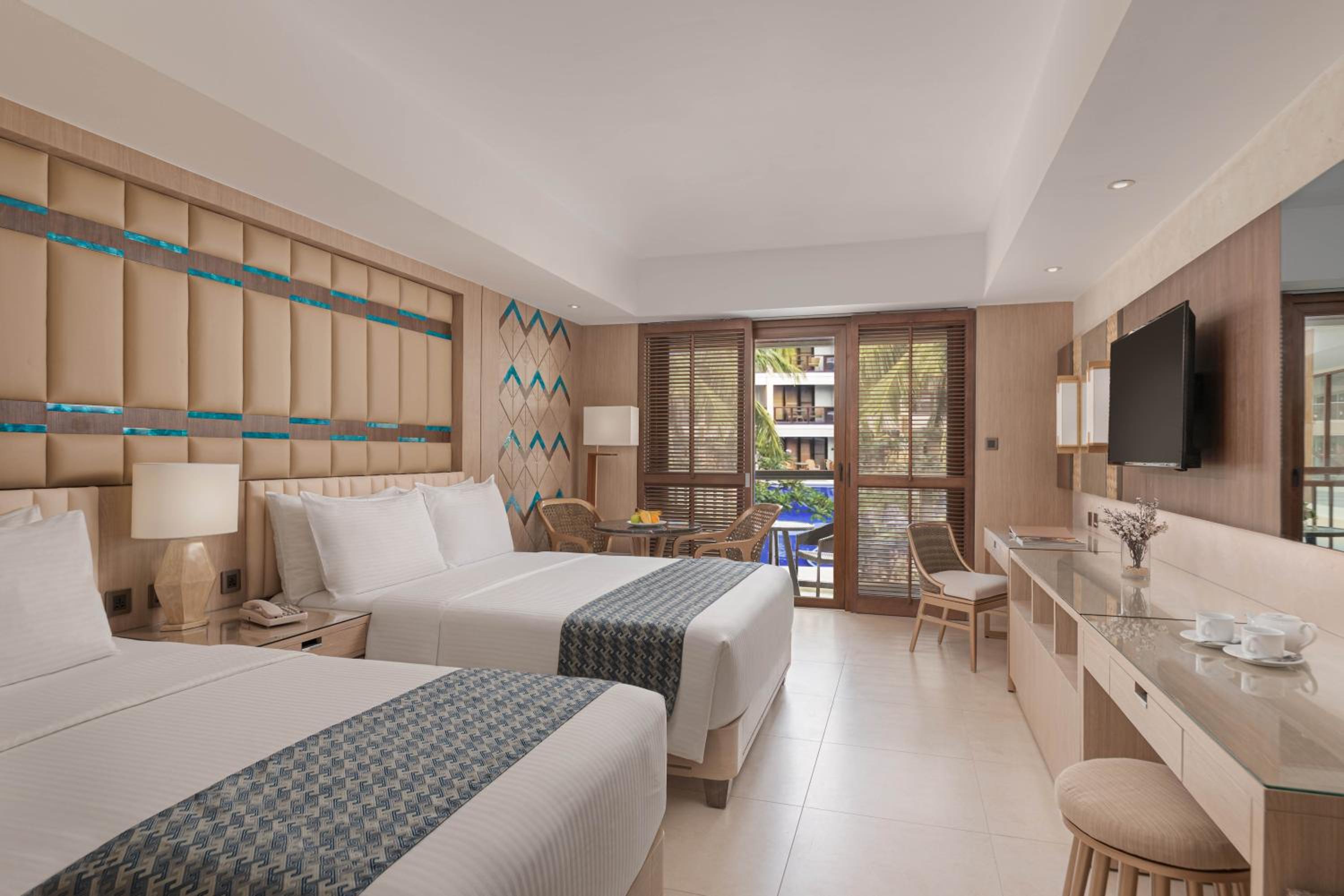 Deluxe Room with Direct Pool Access - Photo 3