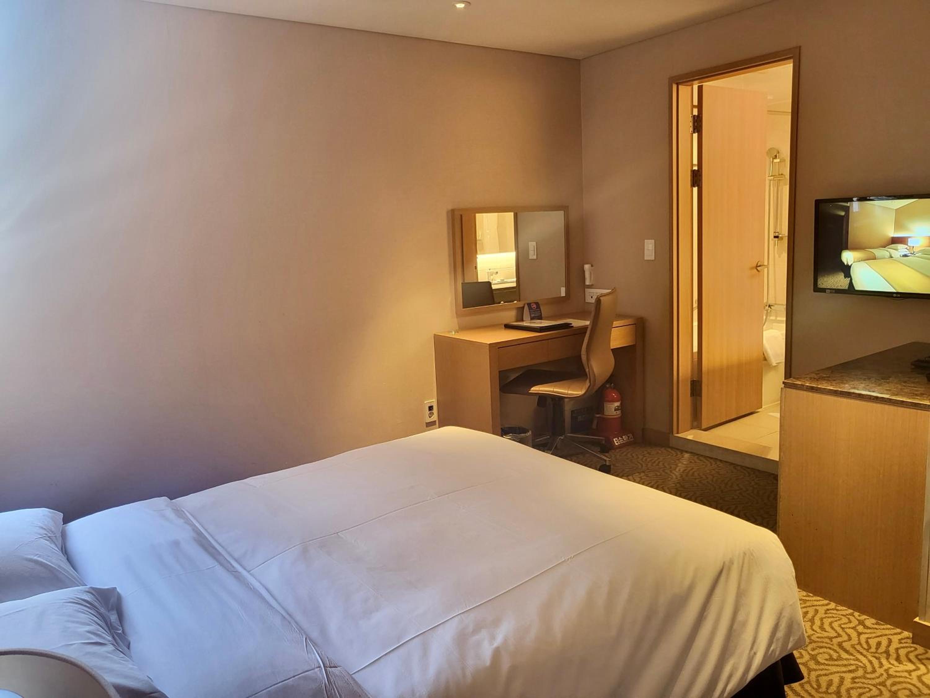 Corner Double Room with Bath  photo 3