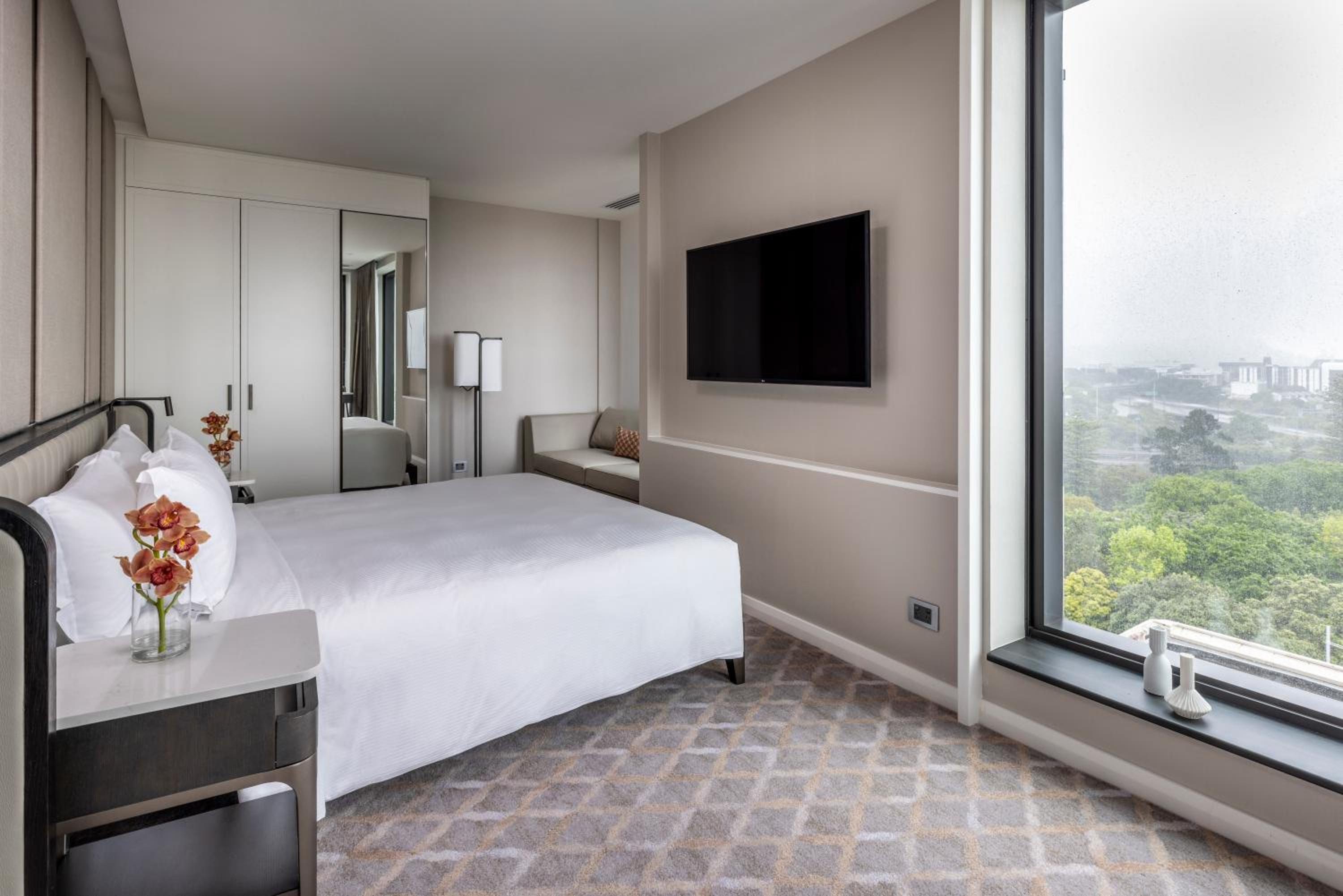 Executive Suite with Club Access - Photo 6