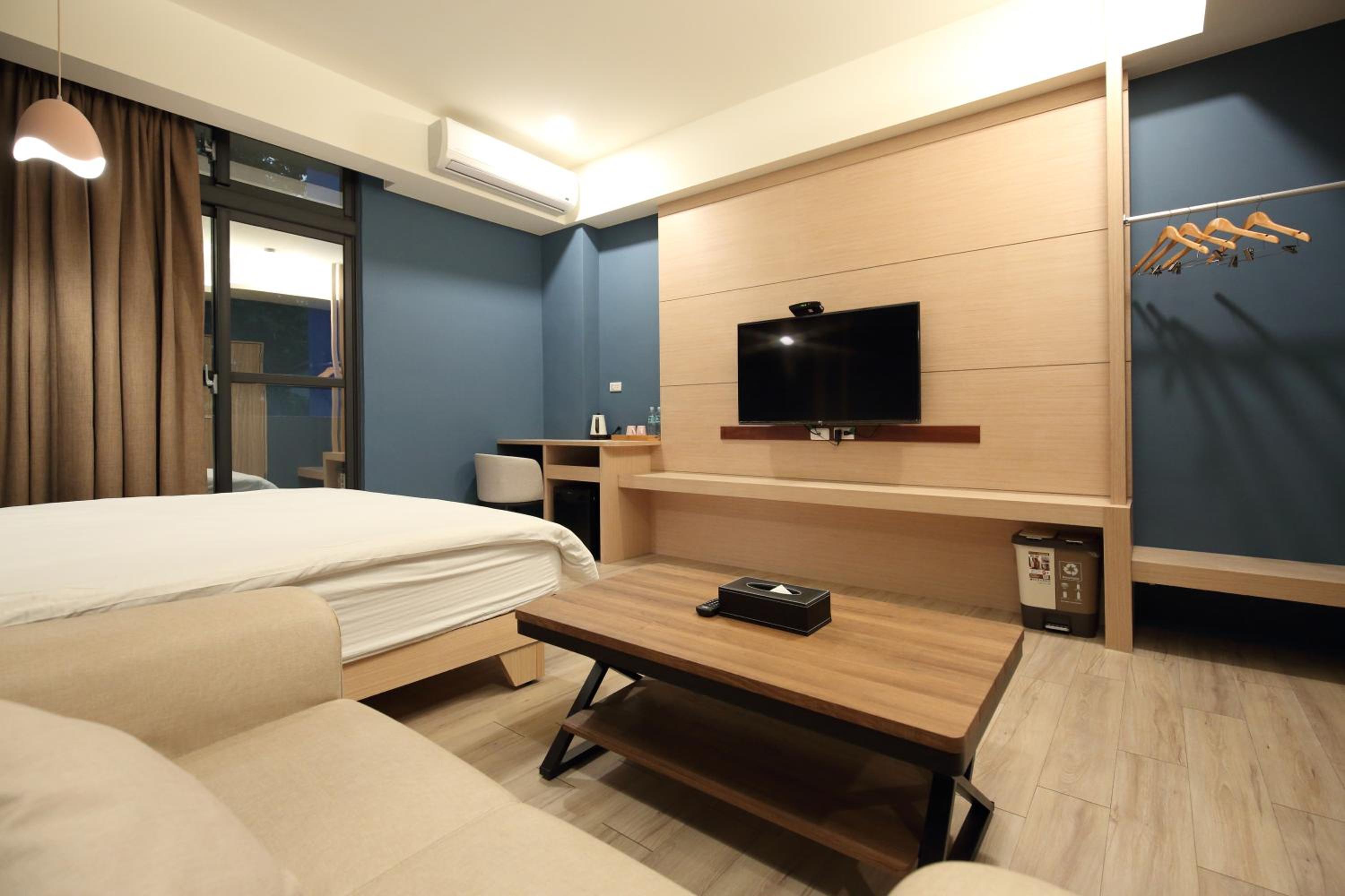 Queen Room with Balcony photo 1