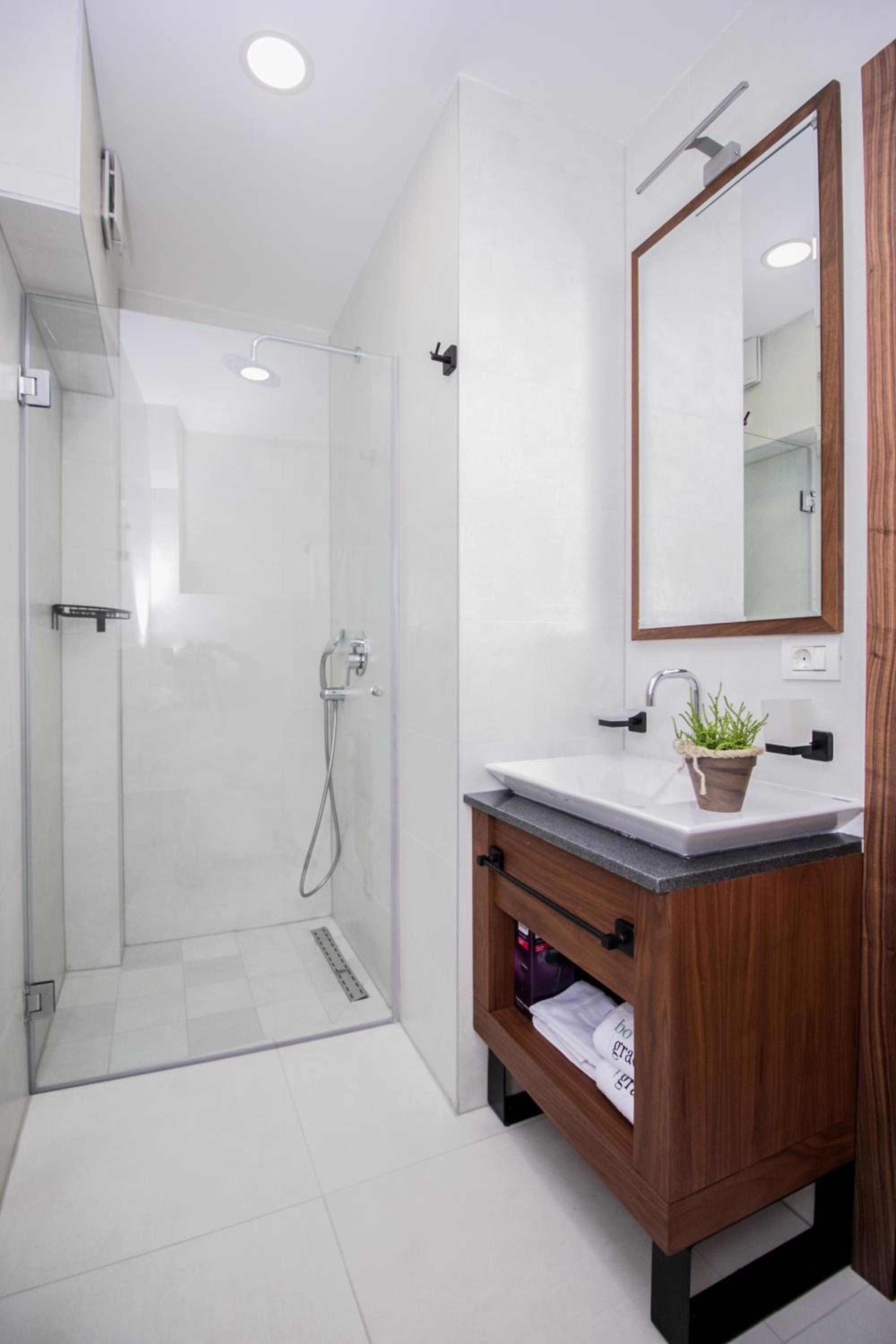 Standard Double or Twin Room - Photo 9