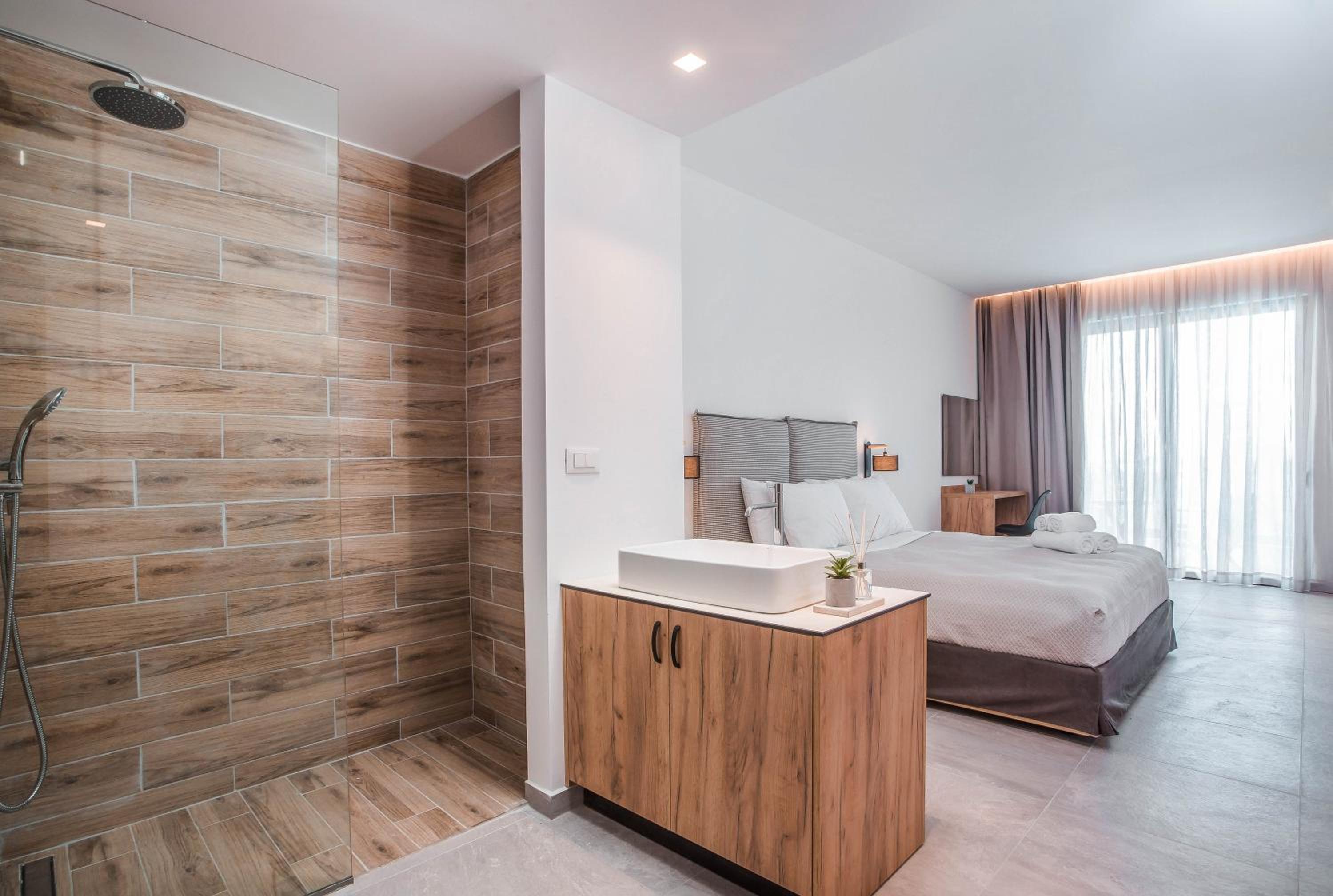 Luxury Suite shared pool photo 3