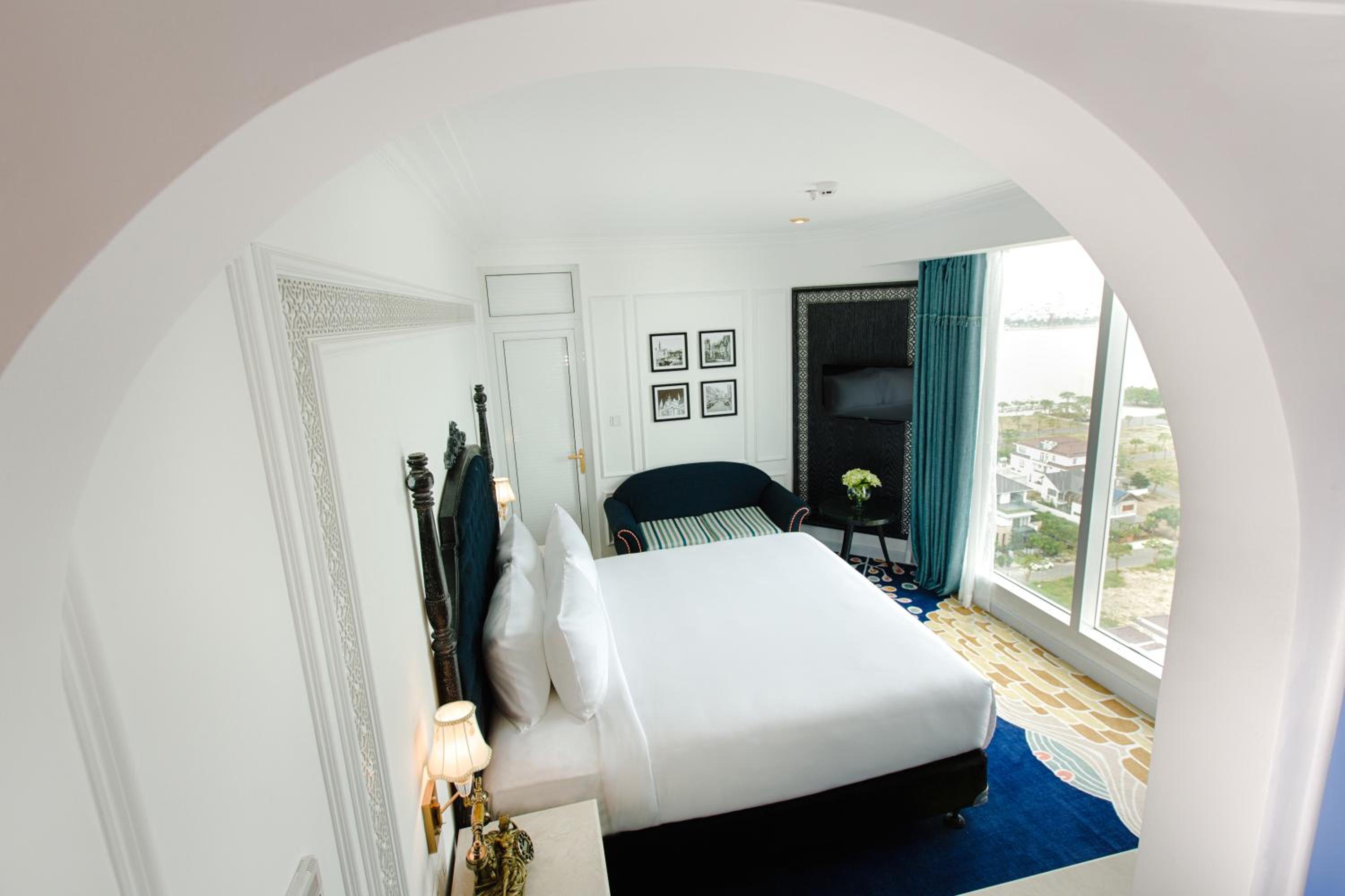 Superior King with Balcony and River view