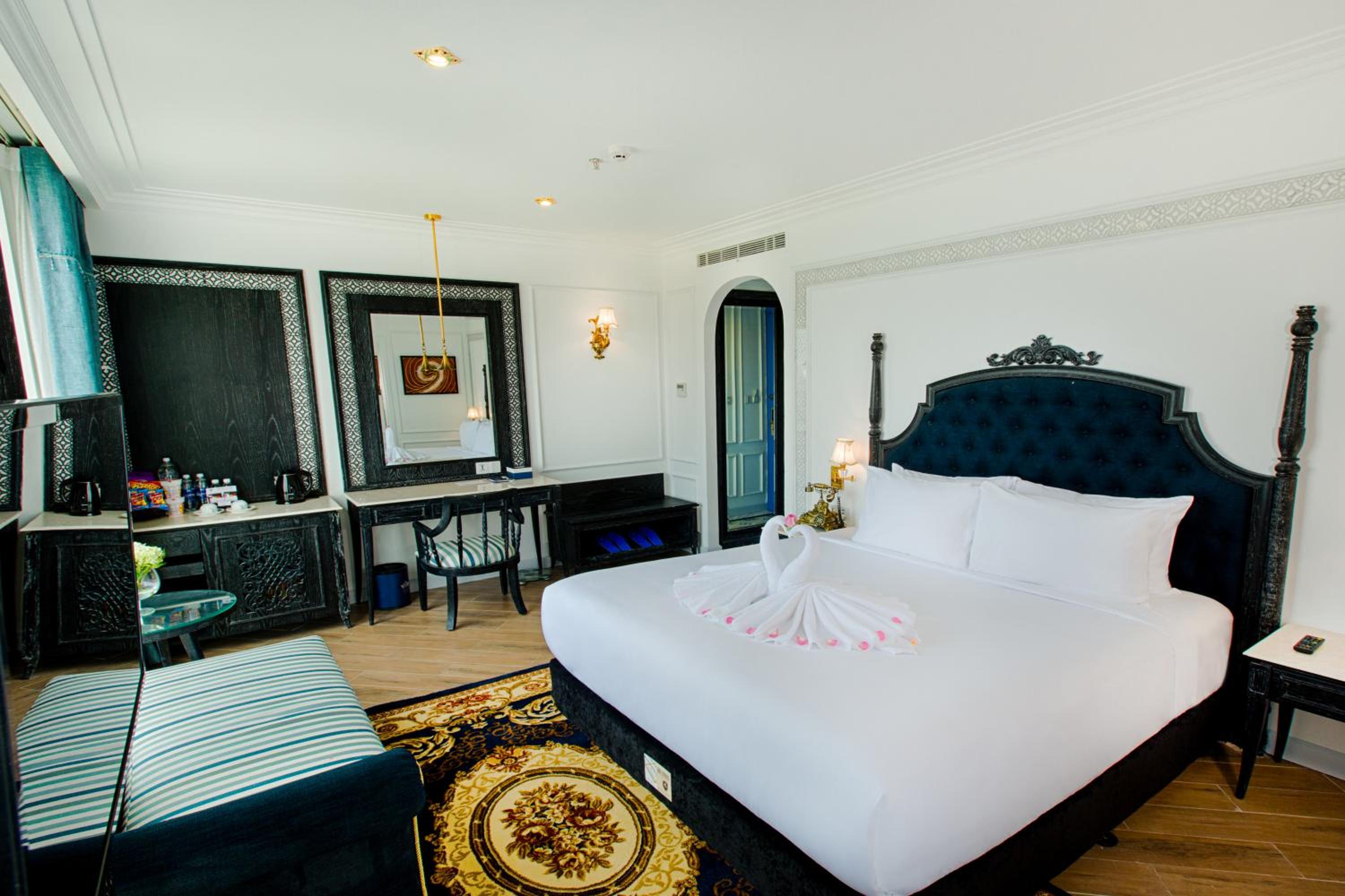 Deluxe King with Large Balcony and River view photo 3