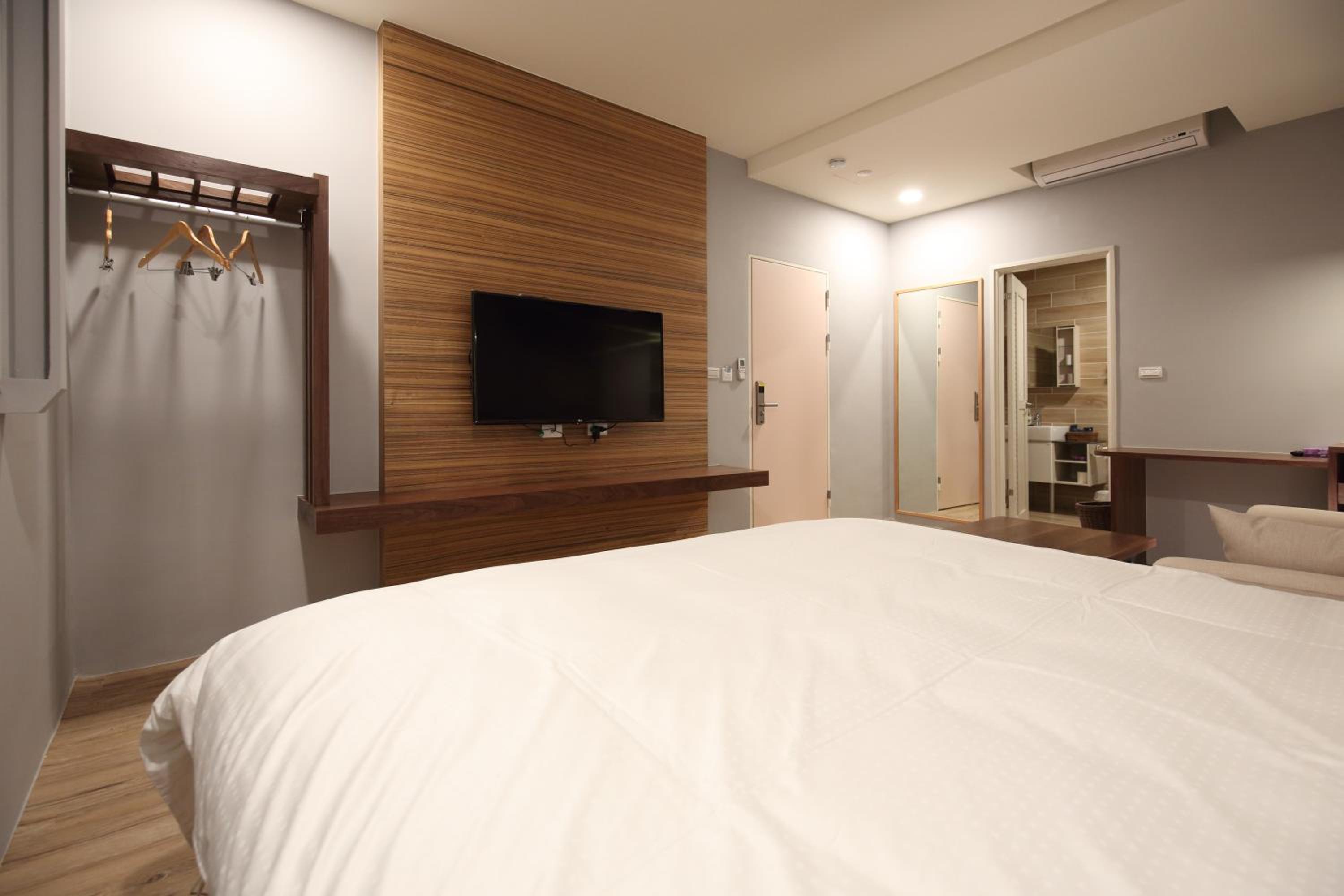 Queen Room photo 1