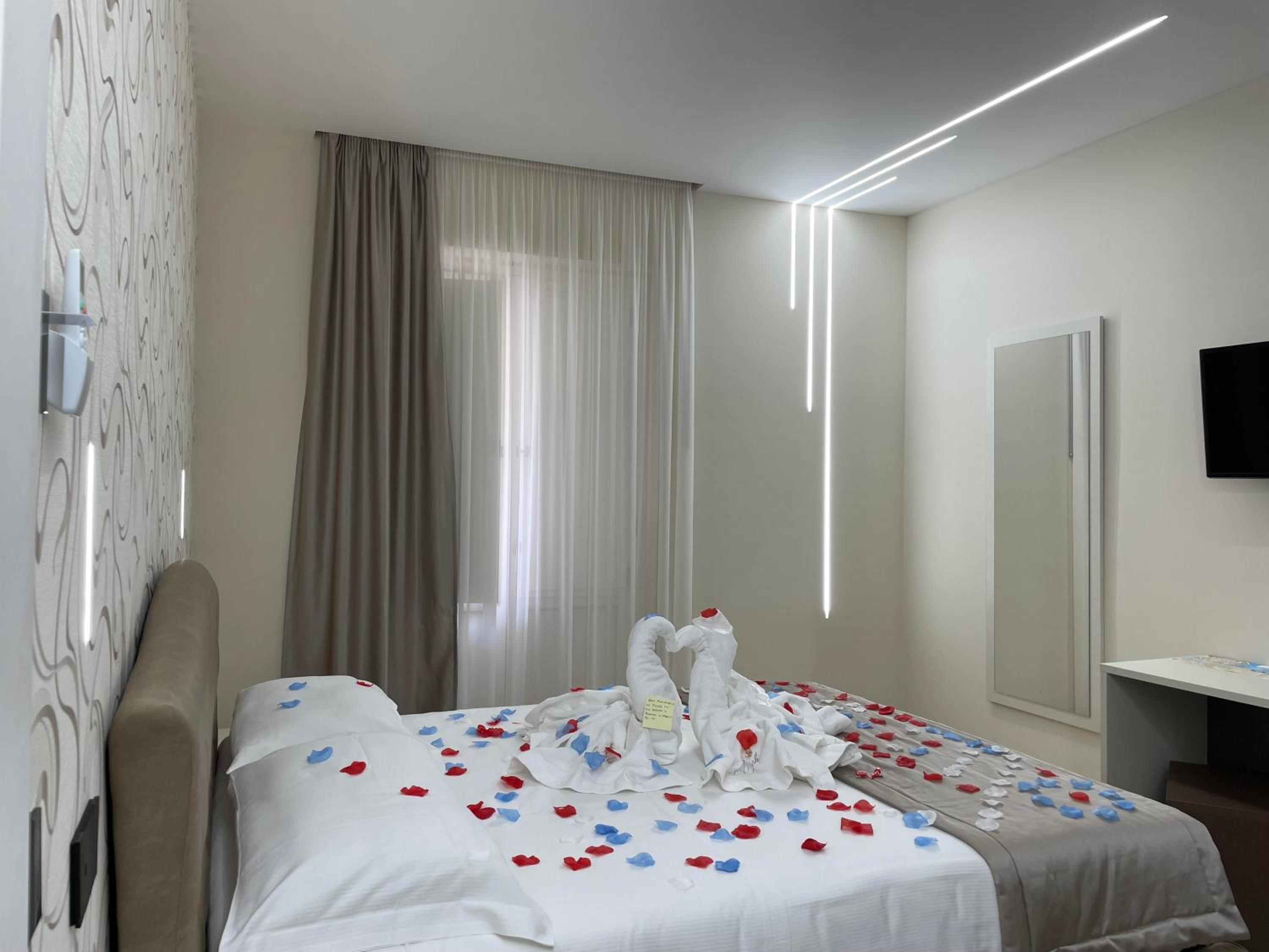 Suite with Balcony - Photo 11