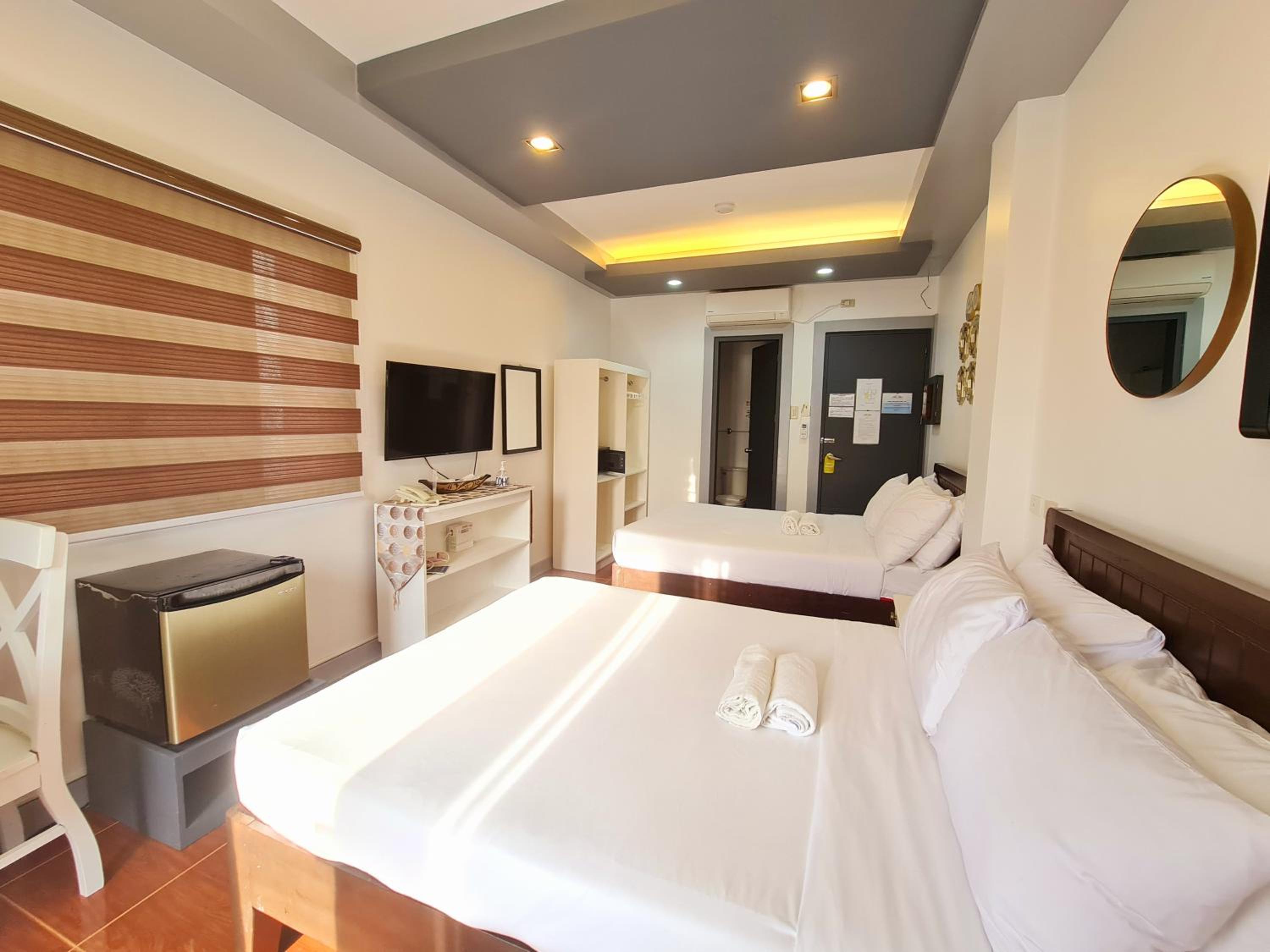Quadruple Room with Sea View - Photo 2