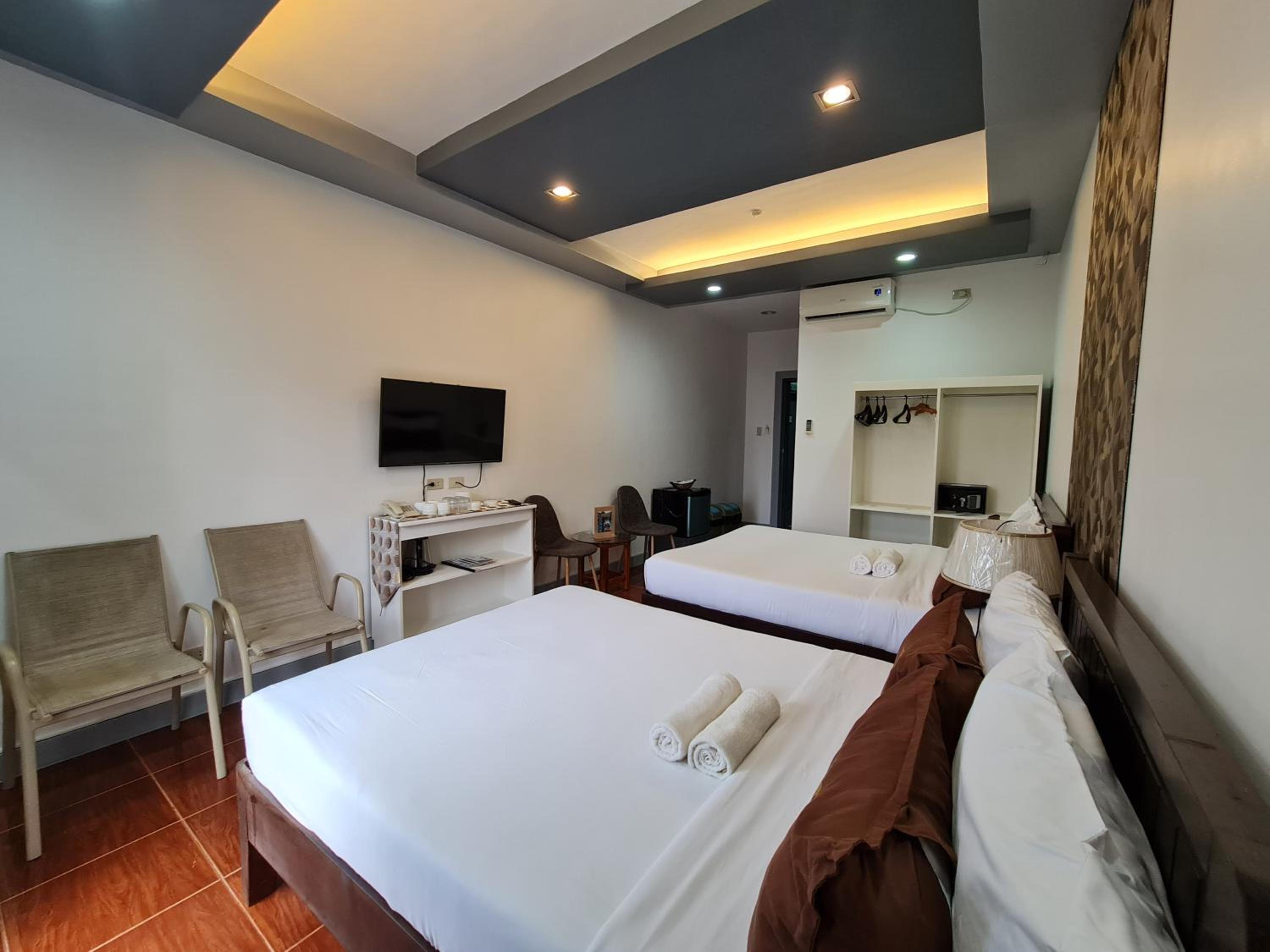 Quadruple Room with Sea View - Photo 18