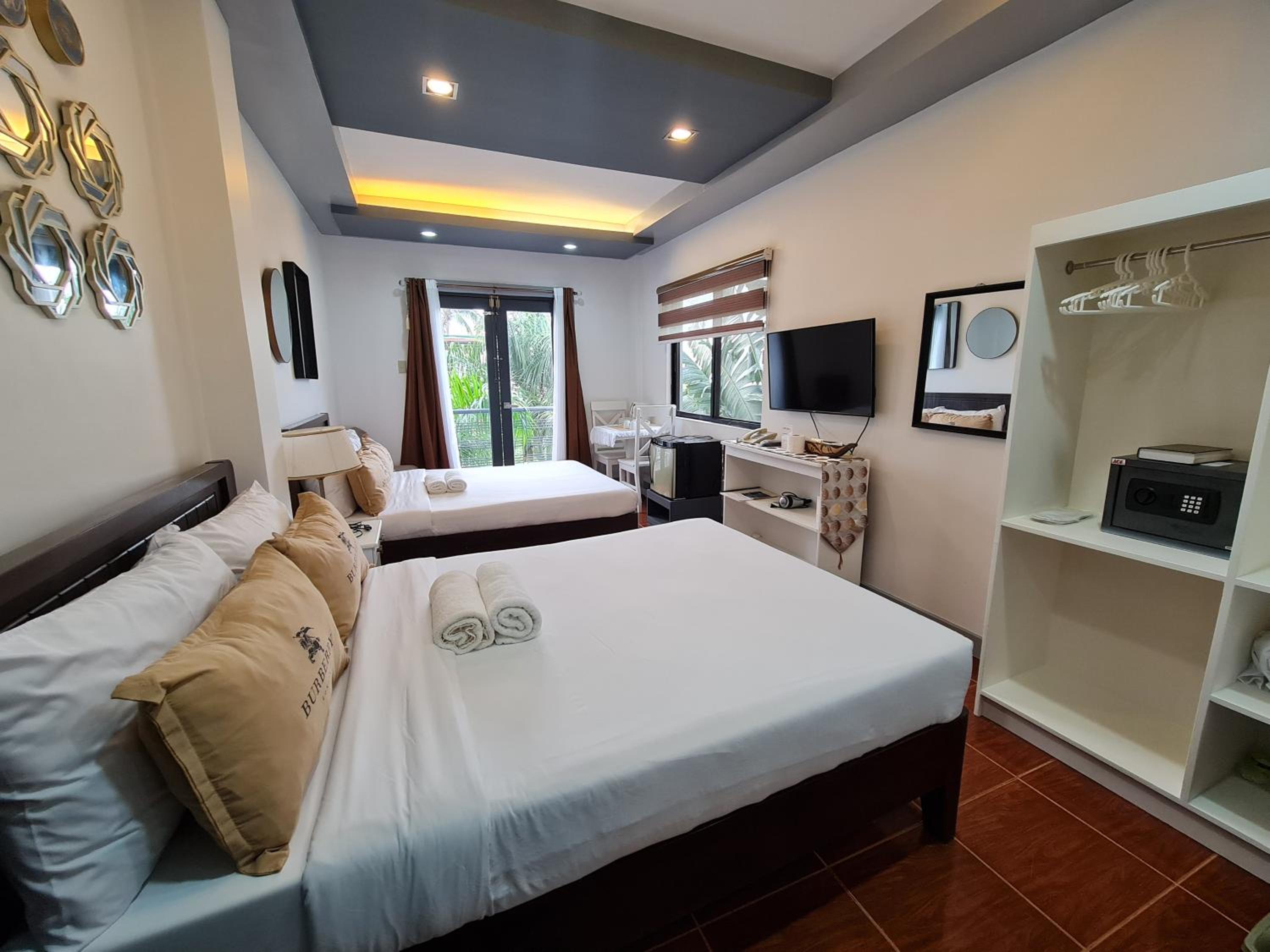 Quadruple Room with Sea View - Photo 13