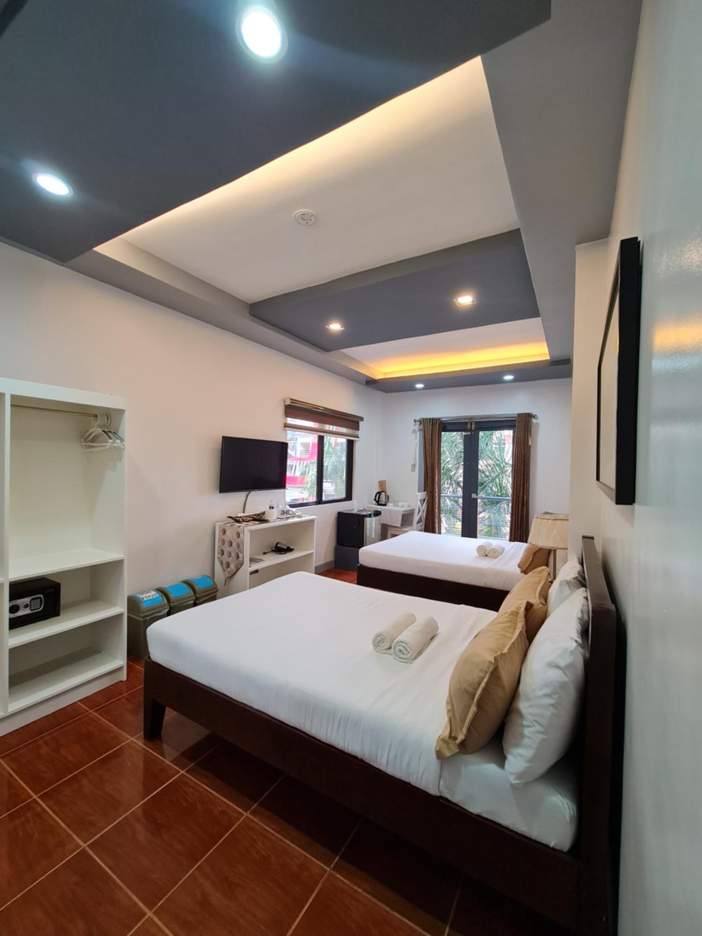 Quadruple Room with Sea View - Photo 17