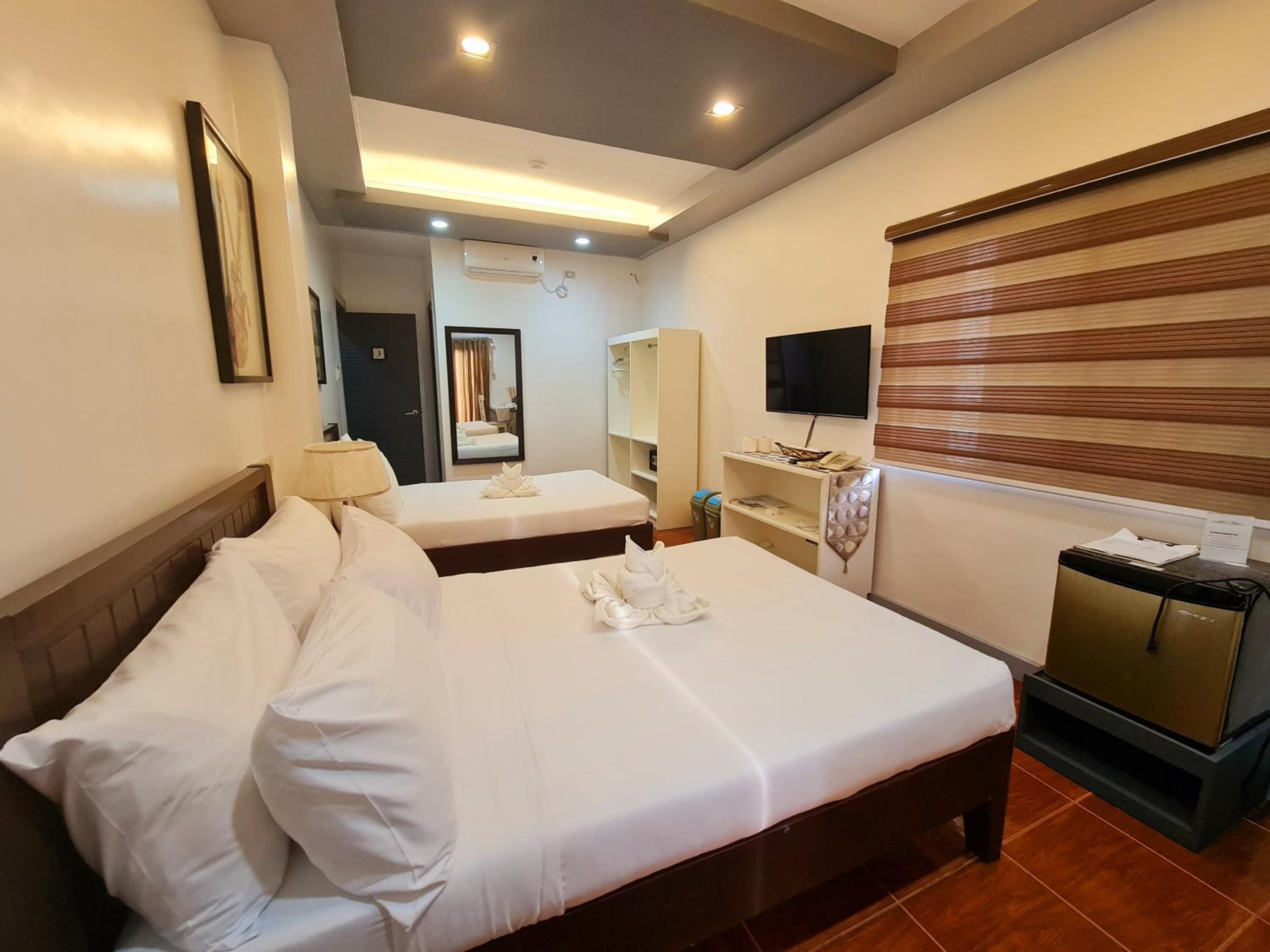 Quadruple Room with Sea View - Photo 5