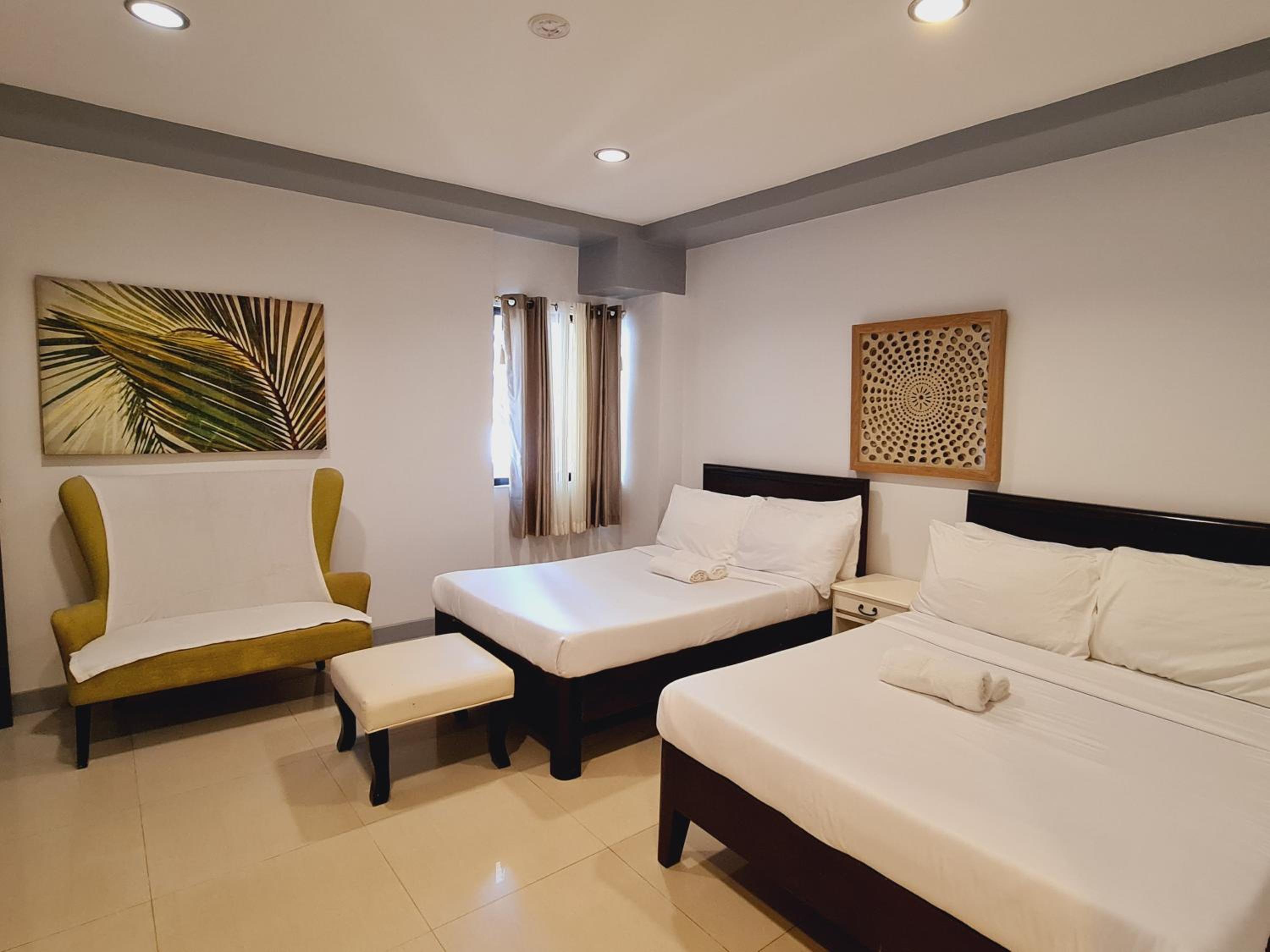 Quadruple Room with Sea View - Photo 9