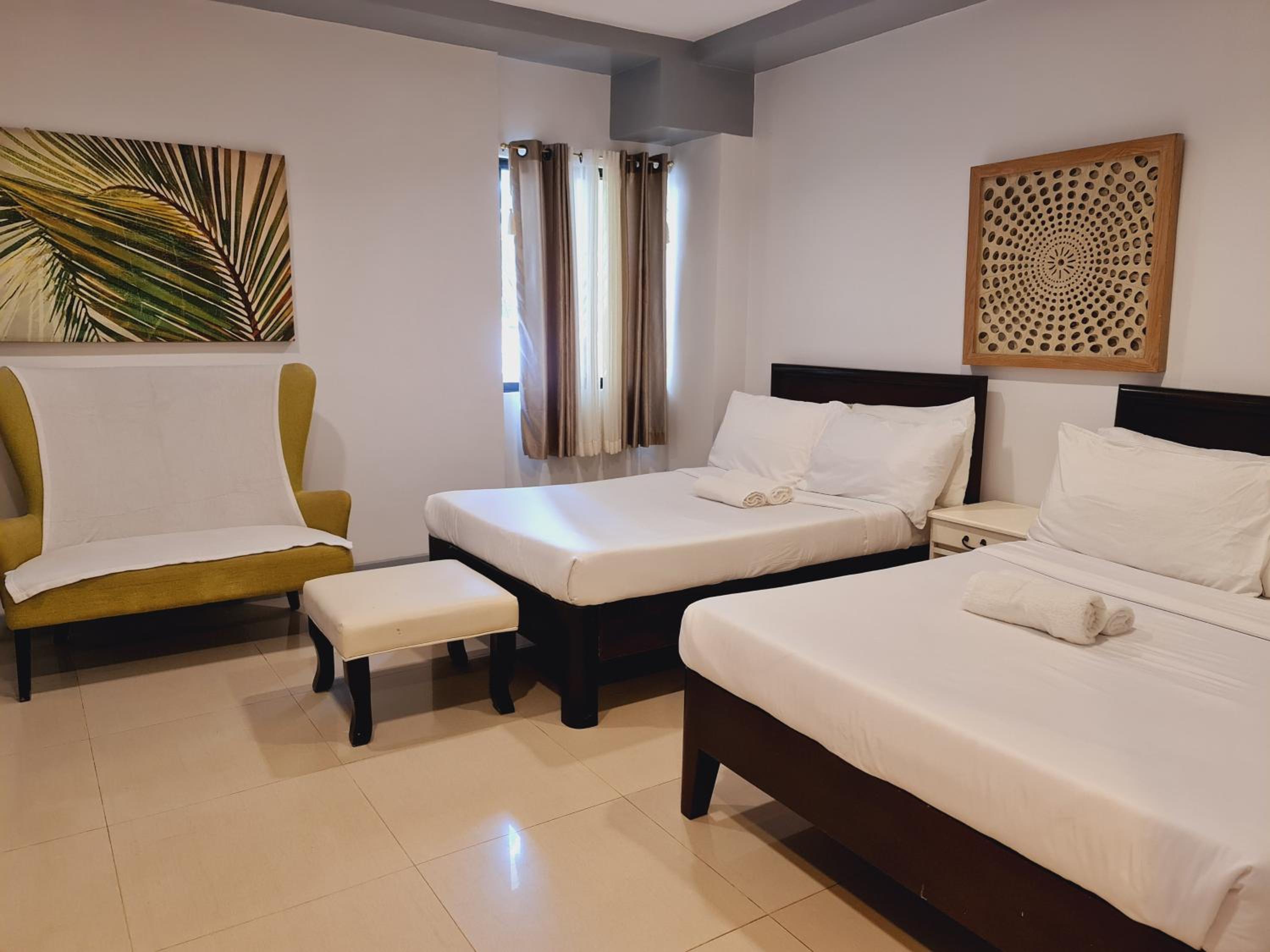 Quadruple Room with Sea View - Photo 8