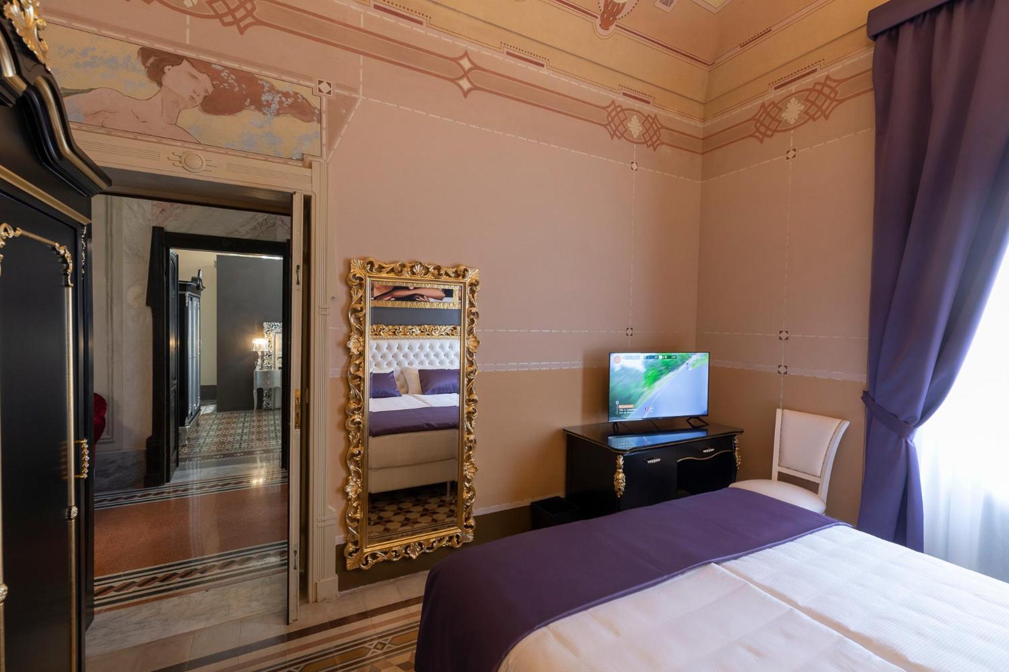 Double or Twin Room - Photo 4