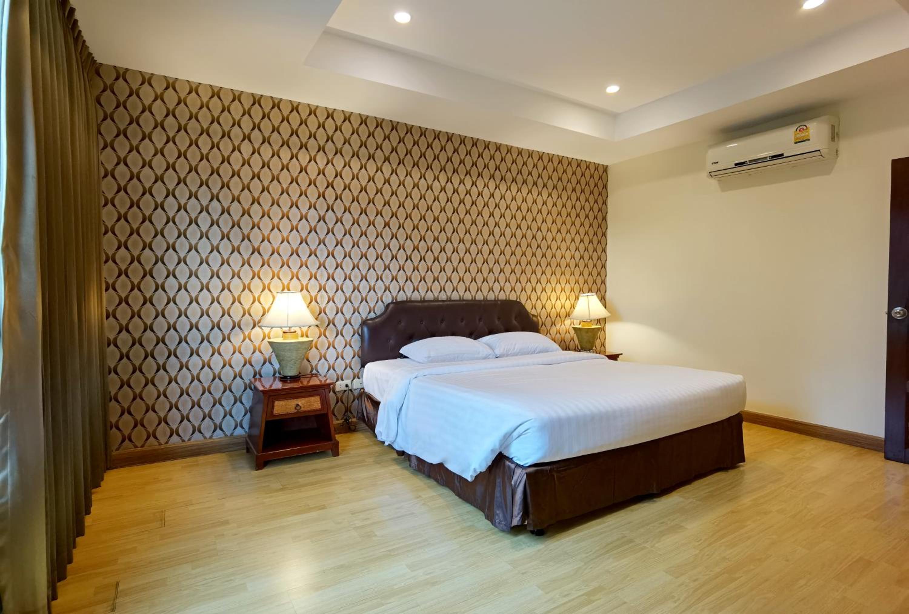 One-Bedroom Suite - Photo 11