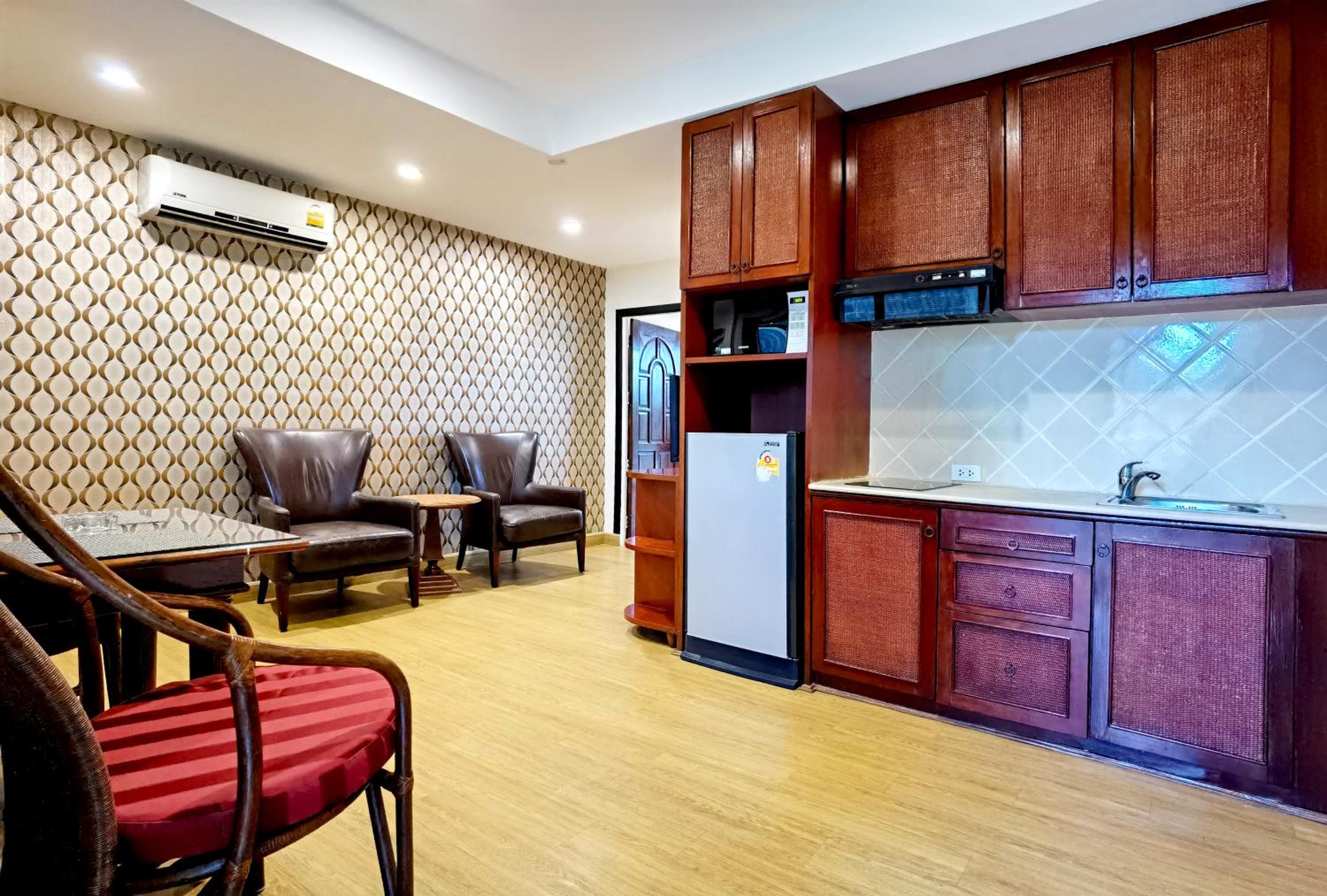 One-Bedroom Suite - Photo 5