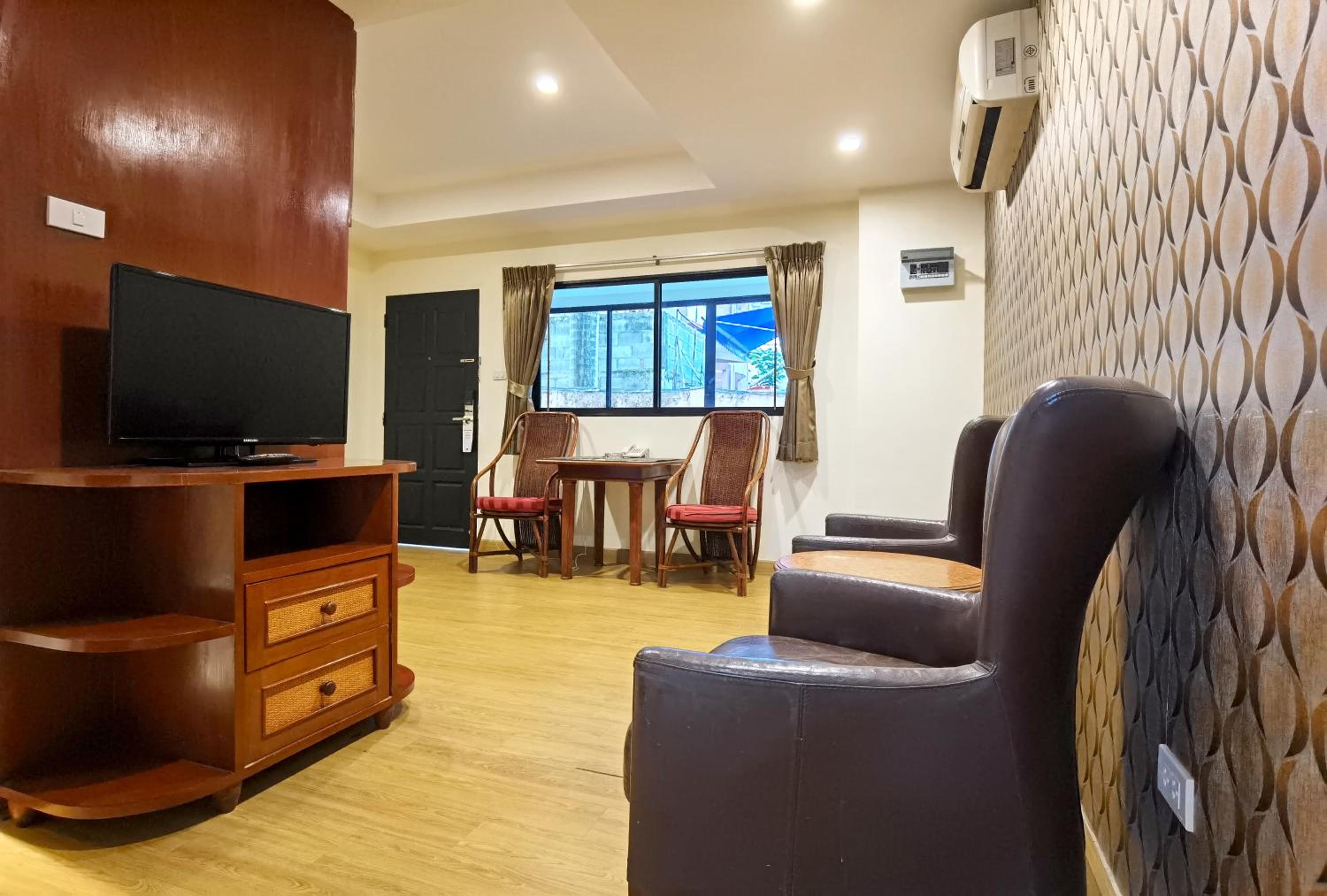One-Bedroom Suite - Photo 10