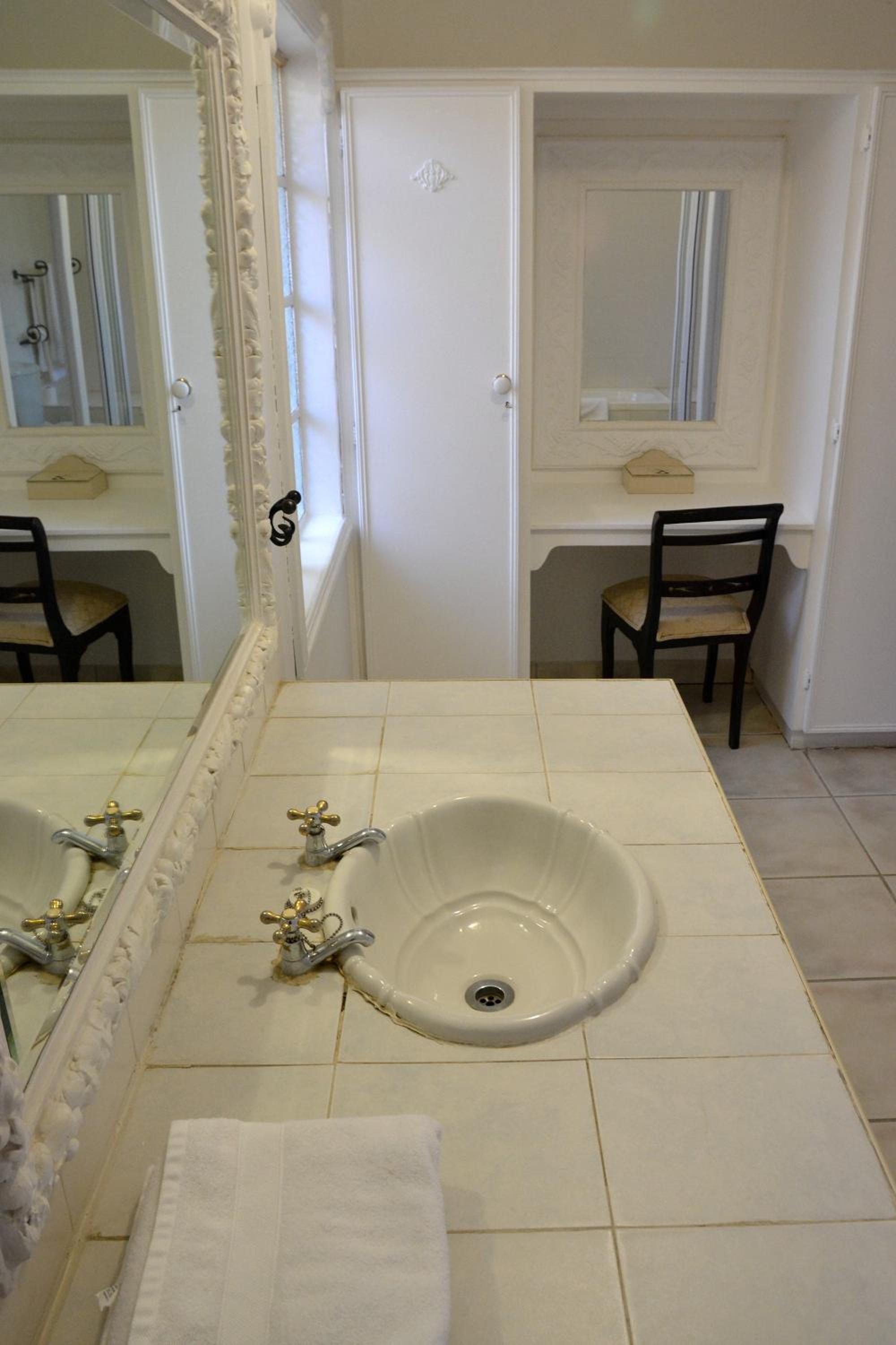 Double Room with Private Bathroom - Photo 10