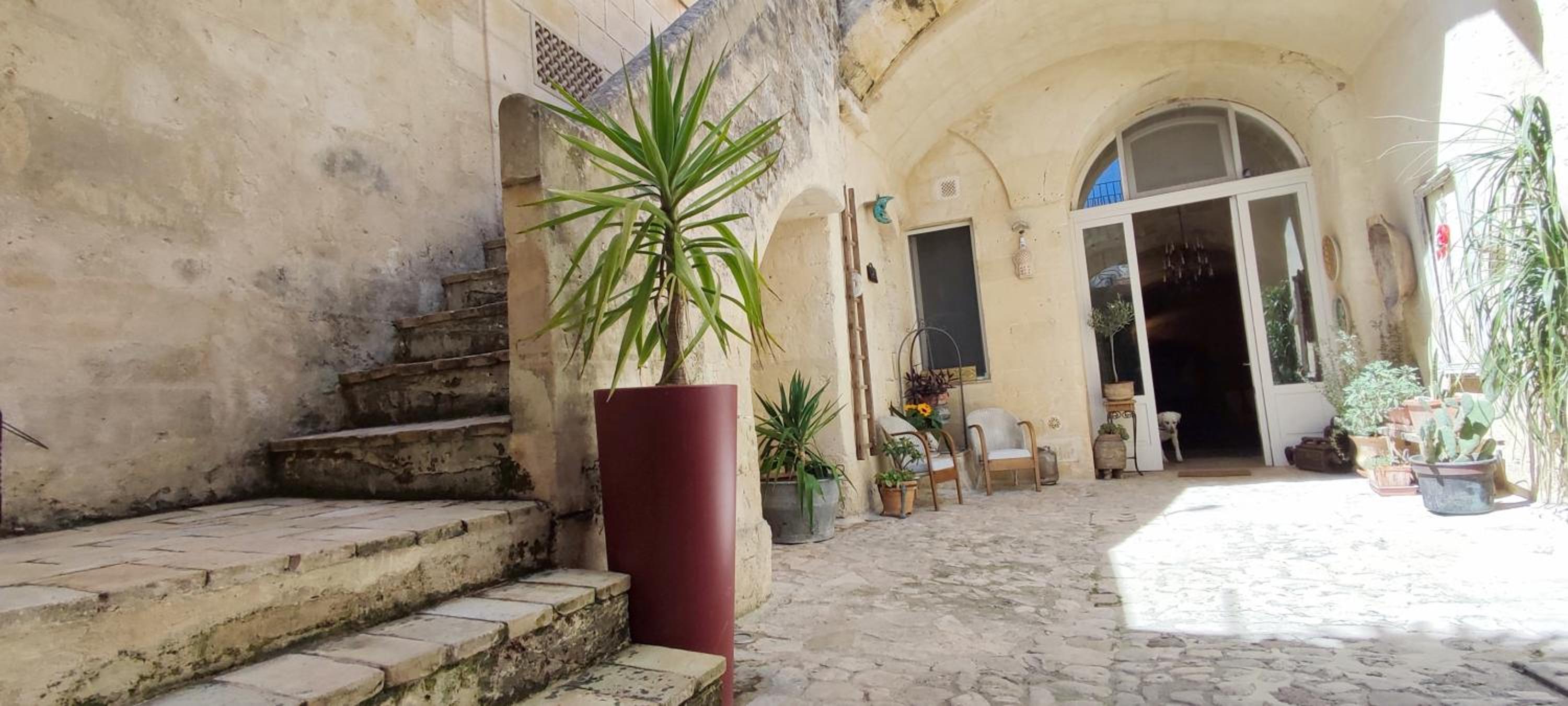 Superior King Room - Photo 17
