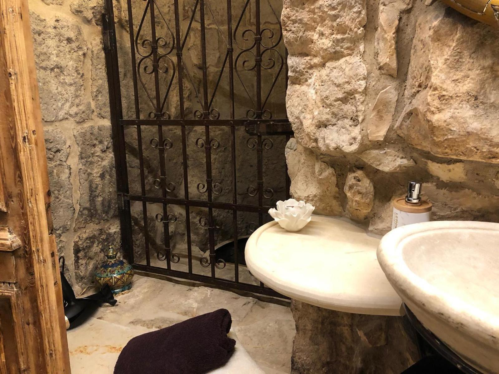 Deluxe King Suite photo 3