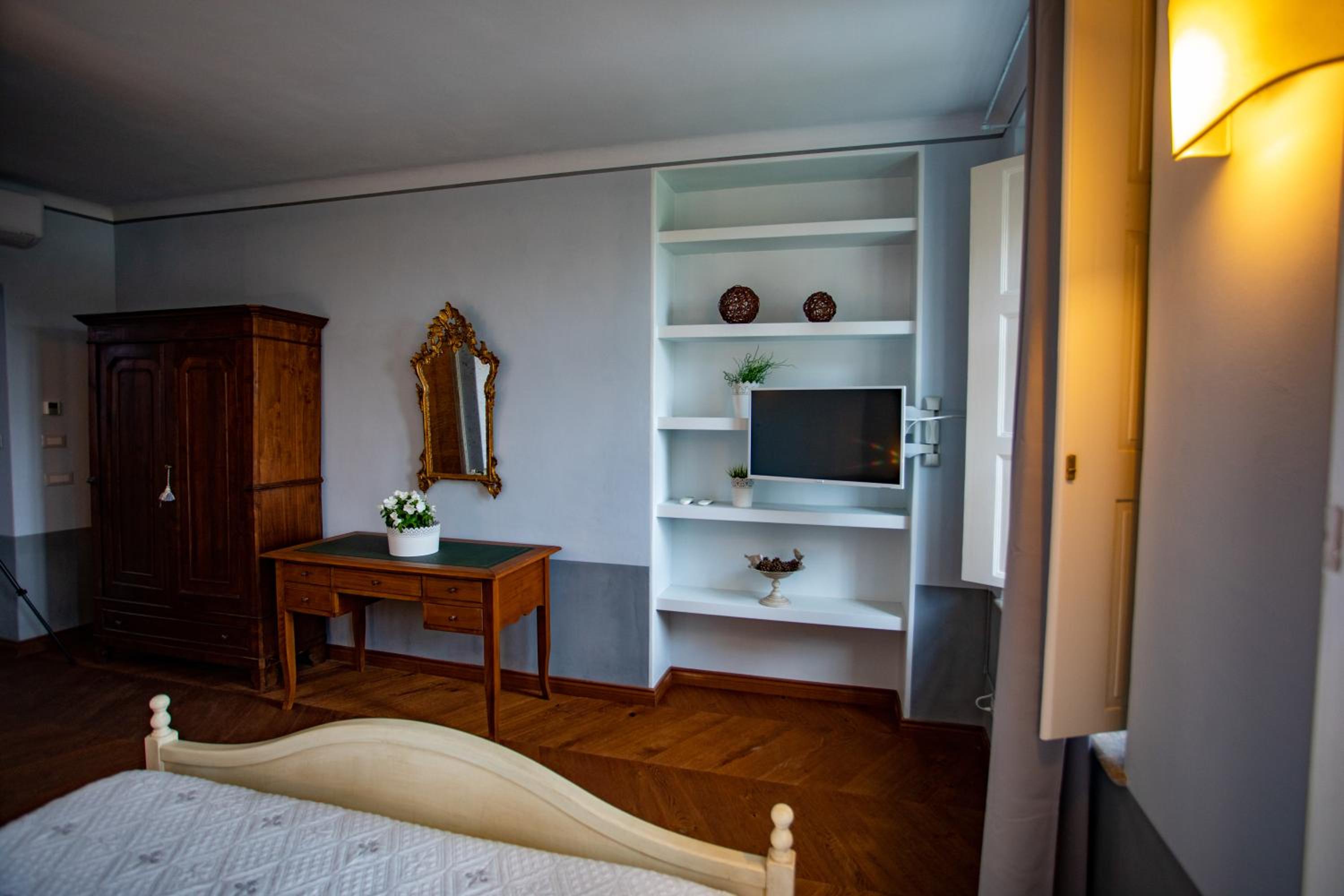 Deluxe Double Room with Balcony photo 2