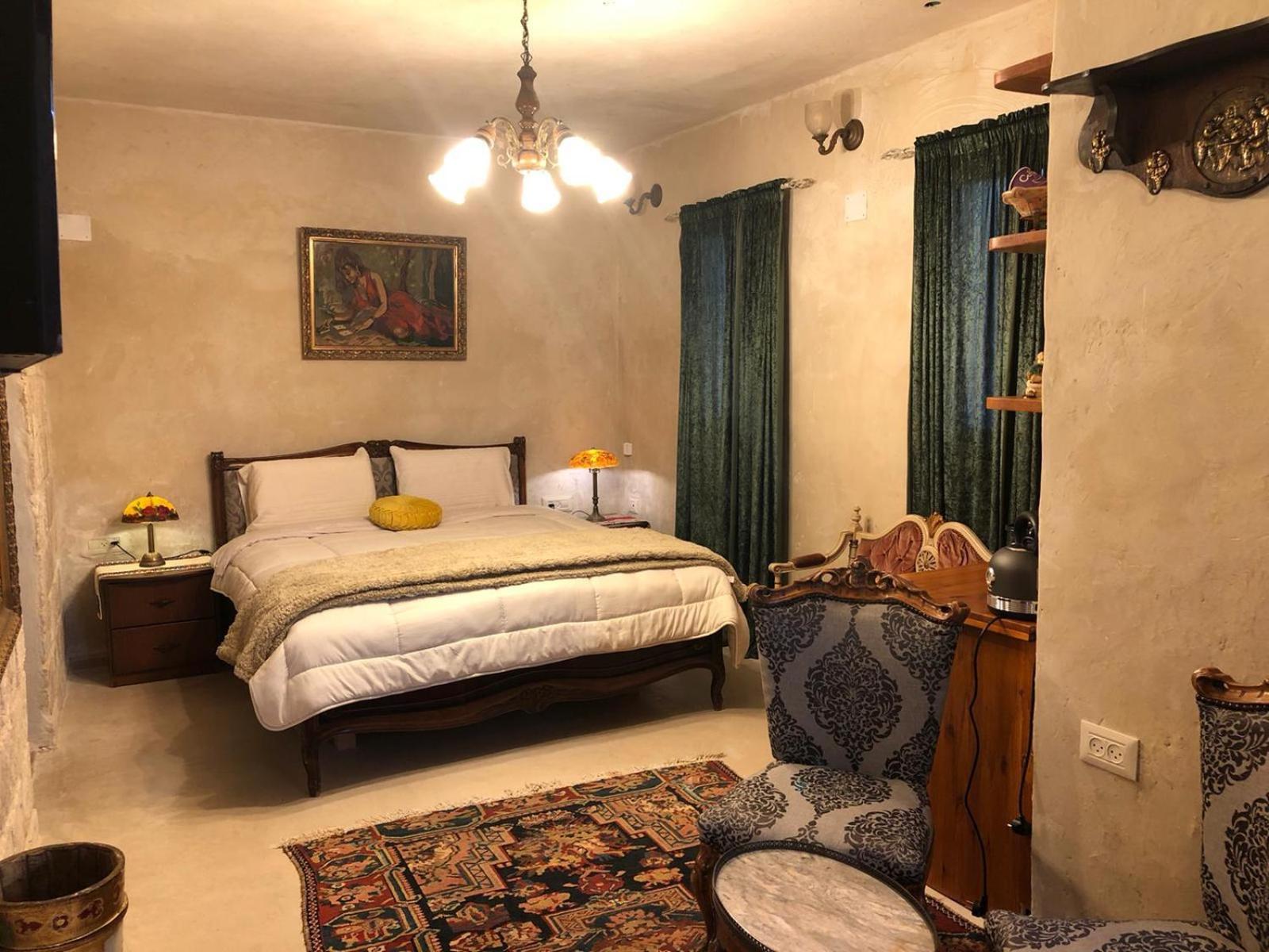 Deluxe Queen Suite photo 3