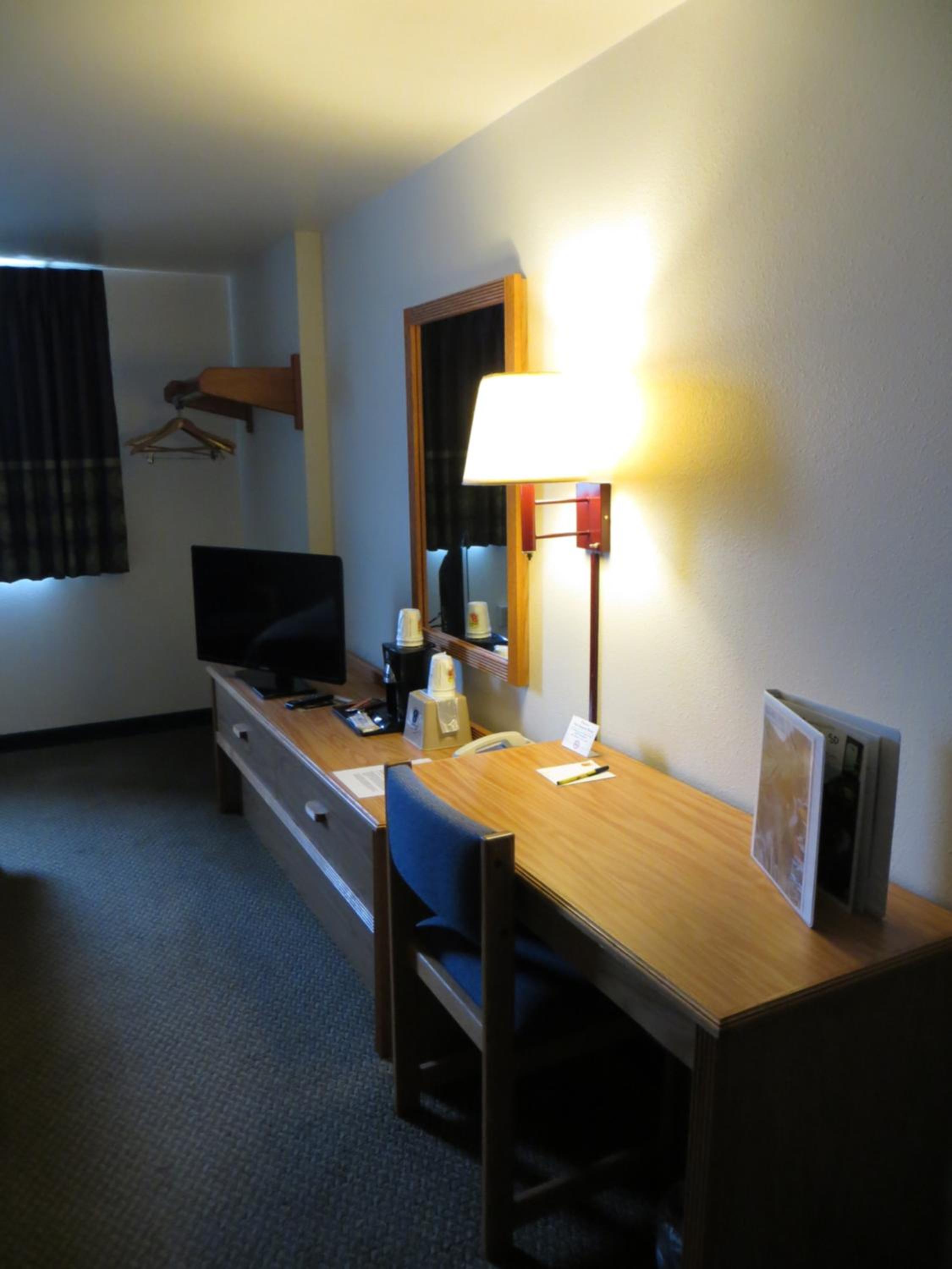 Queen Room - Non-Smoking photo 1