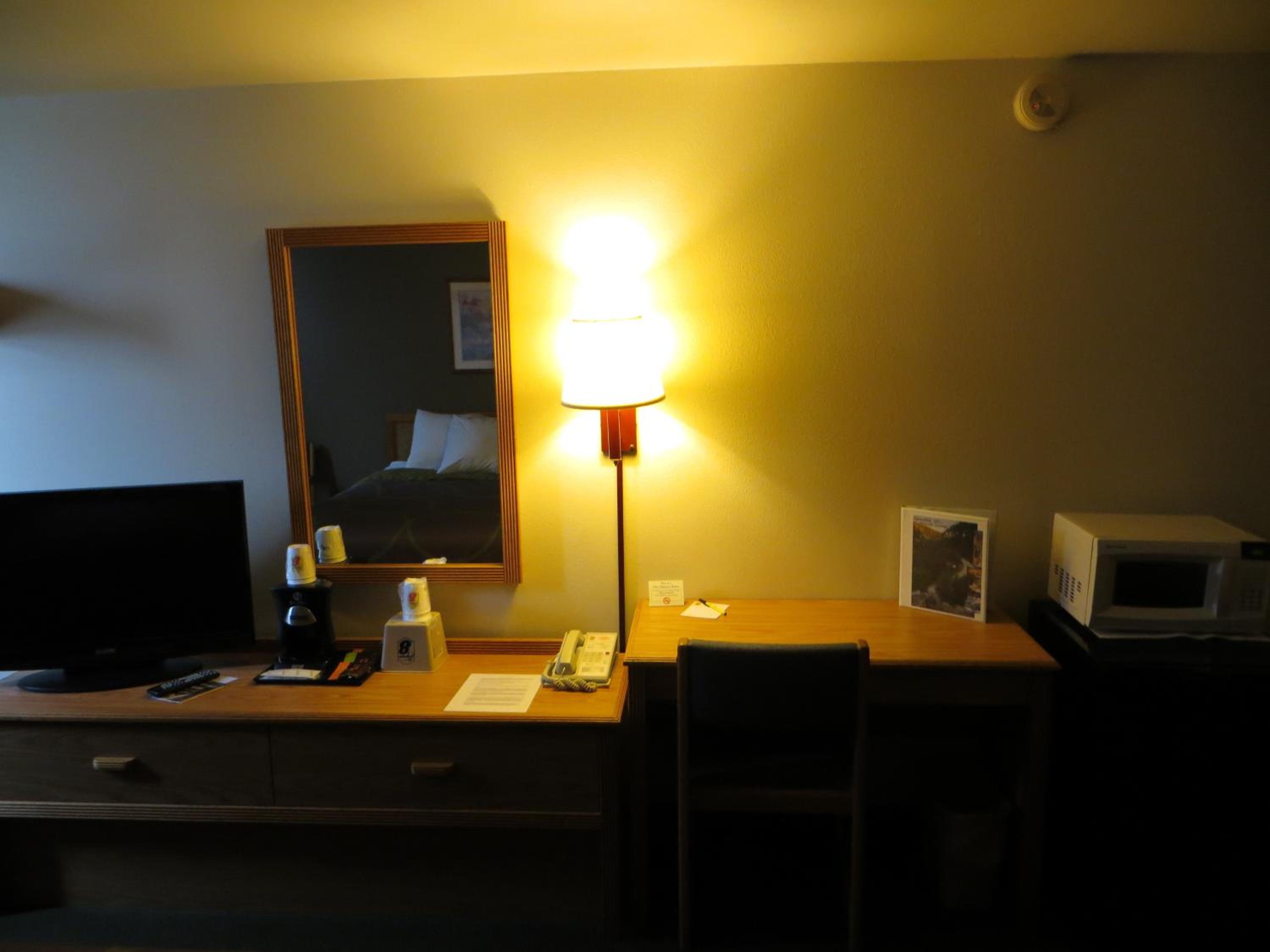 Queen Room - Non-Smoking photo 2