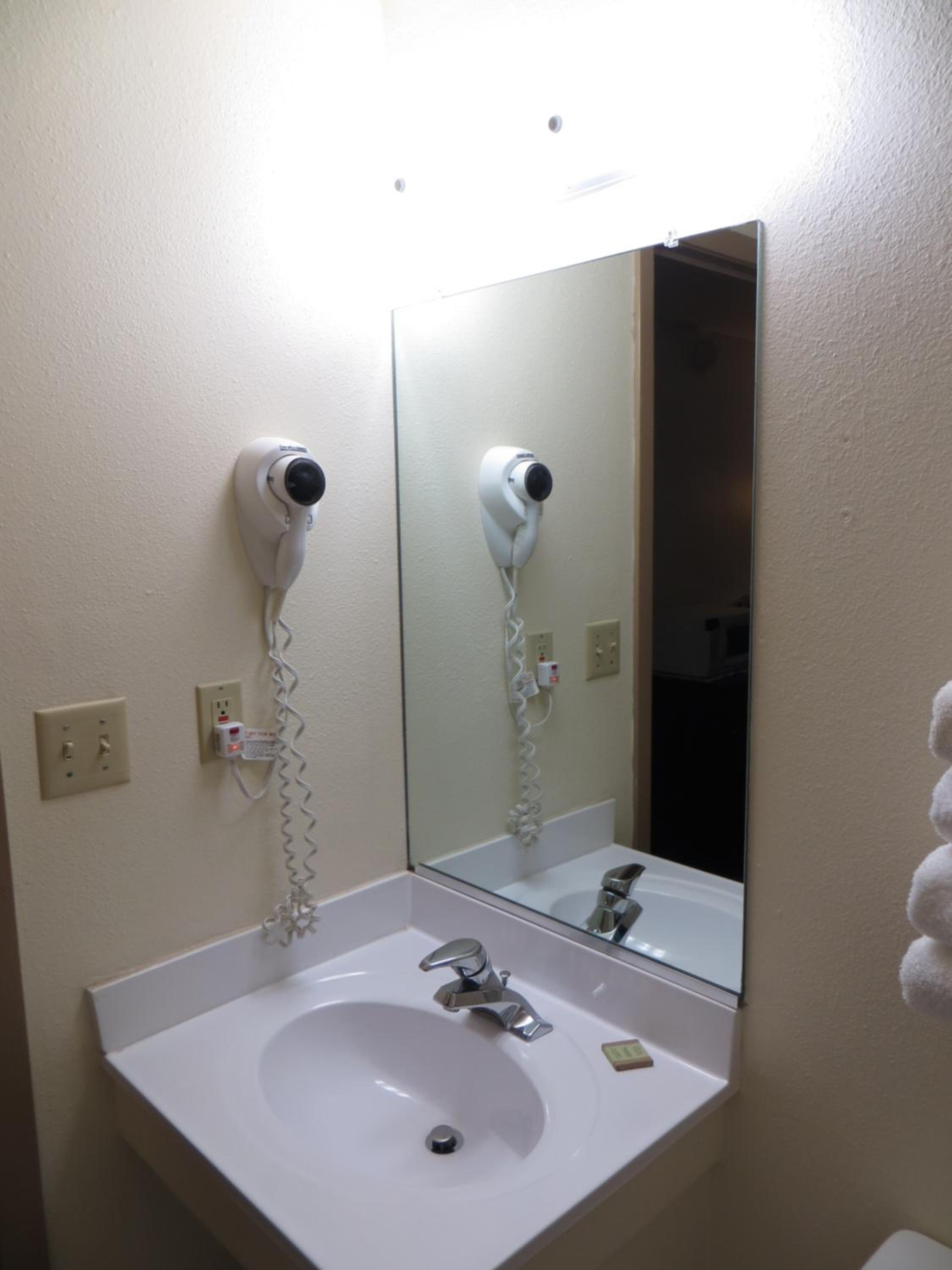 Studio Suite with Three Queen Beds - Non-Smoking photo 3
