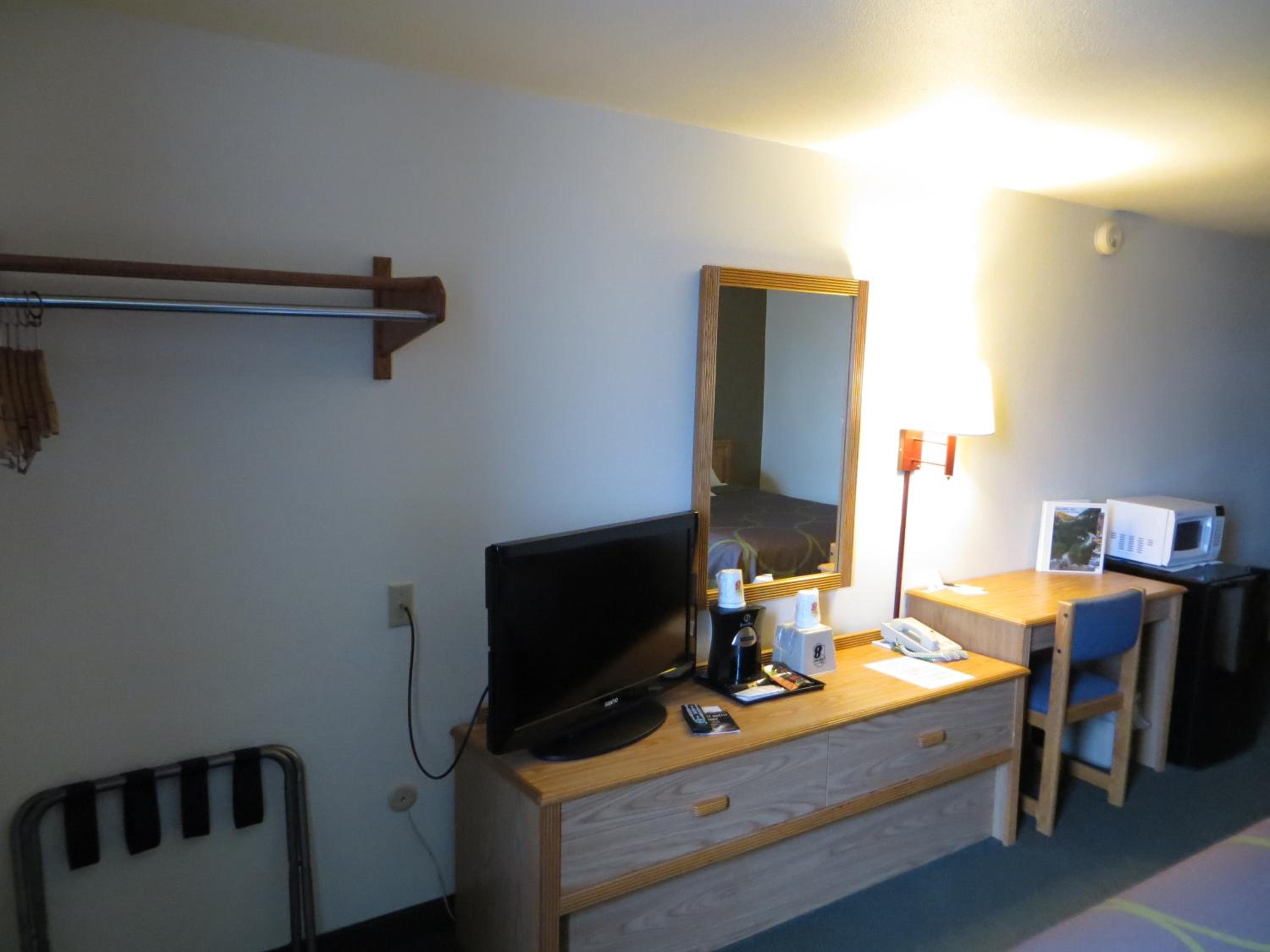 Queen Room with Two Queen Beds - Non-Smoking photo 2