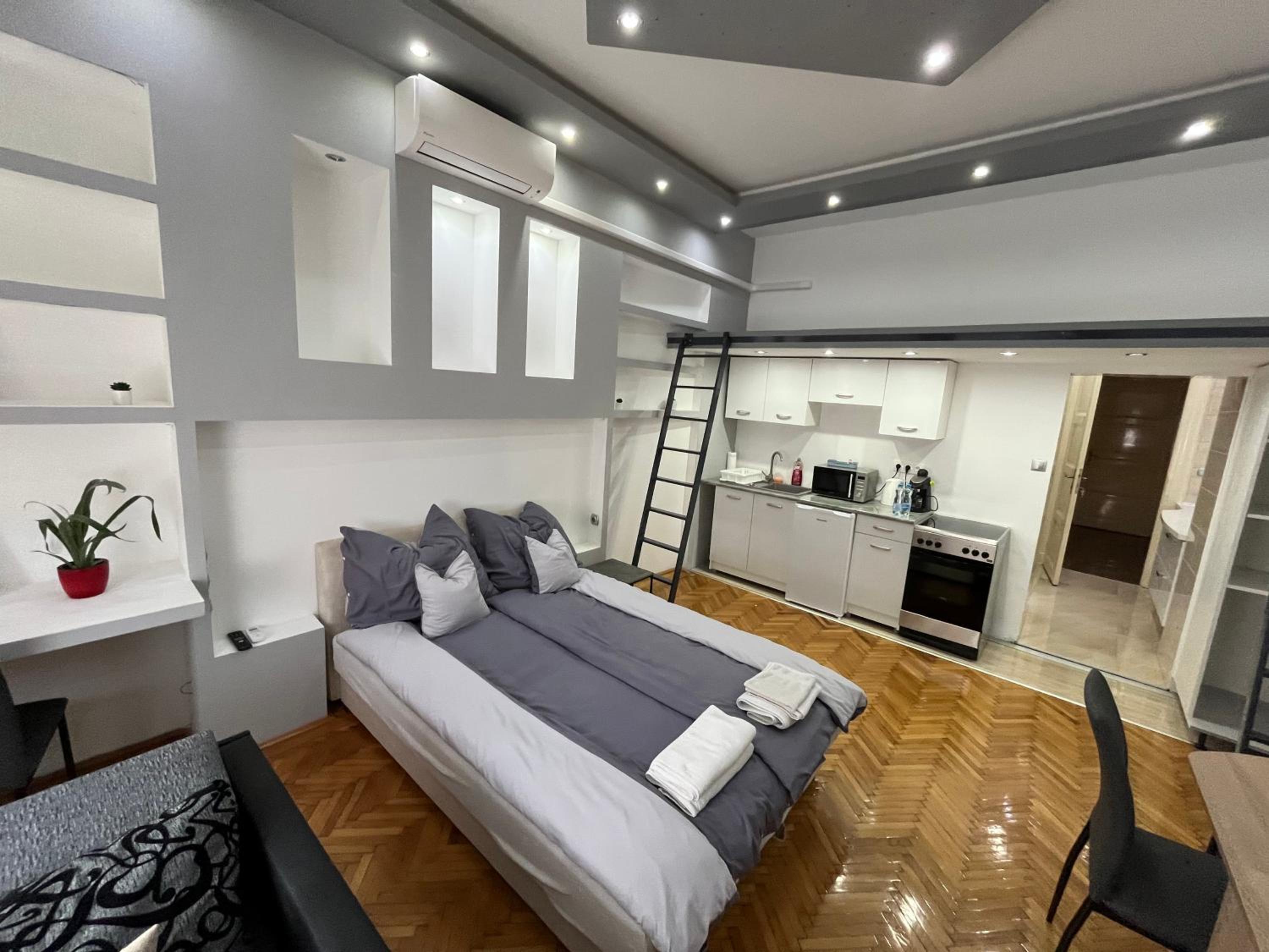 One-Bedroom Apartment photo 2