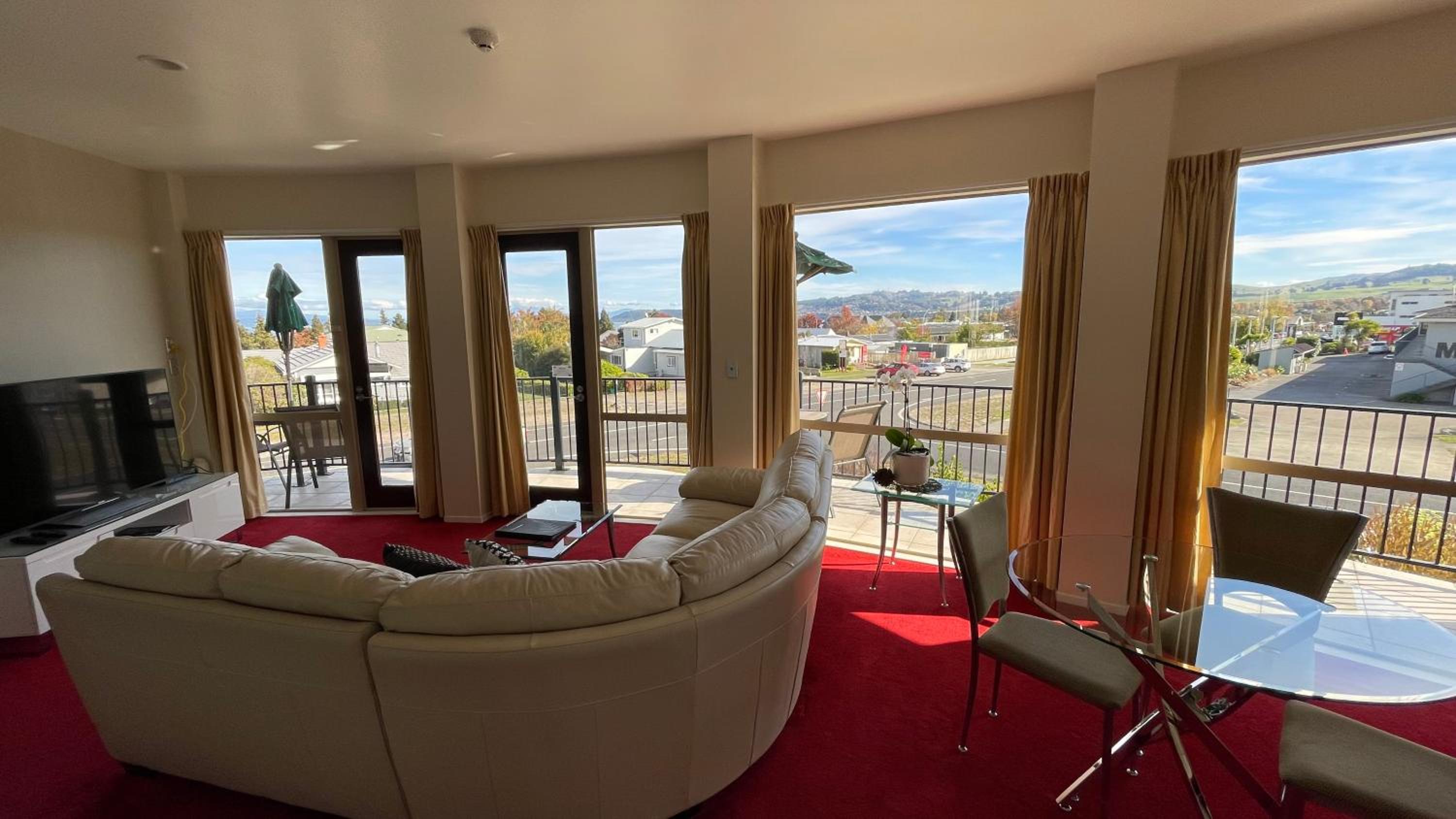 Deluxe Suite with Spa Bath - Photo 4