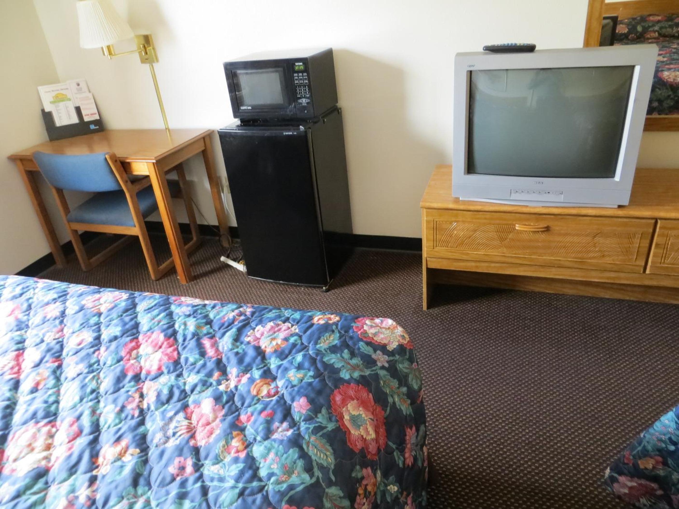 Queen Room with Two Queen Beds - Non-Smoking - Photo 1
