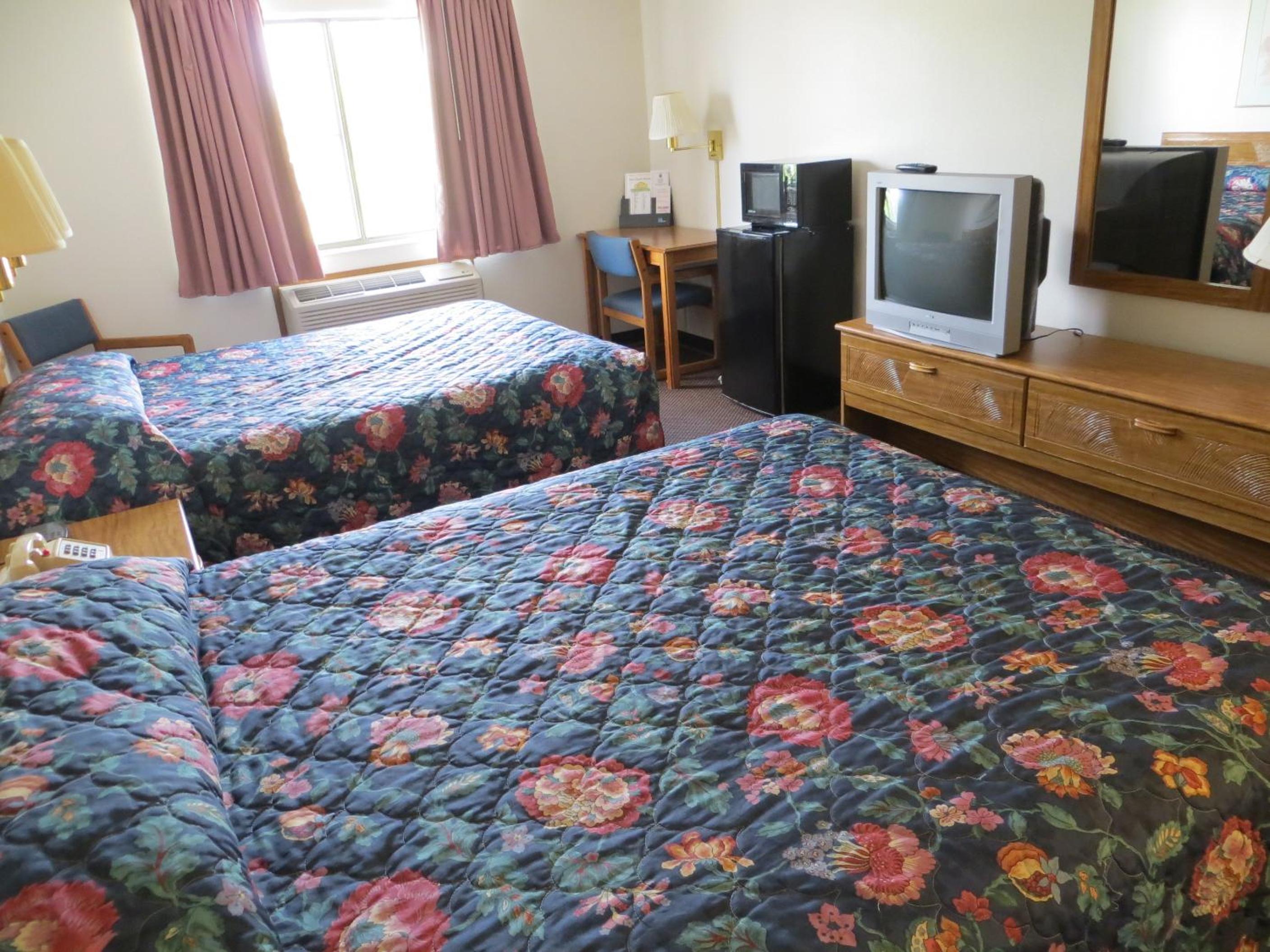 Queen Room with Two Queen Beds - Non-Smoking - Photo 9