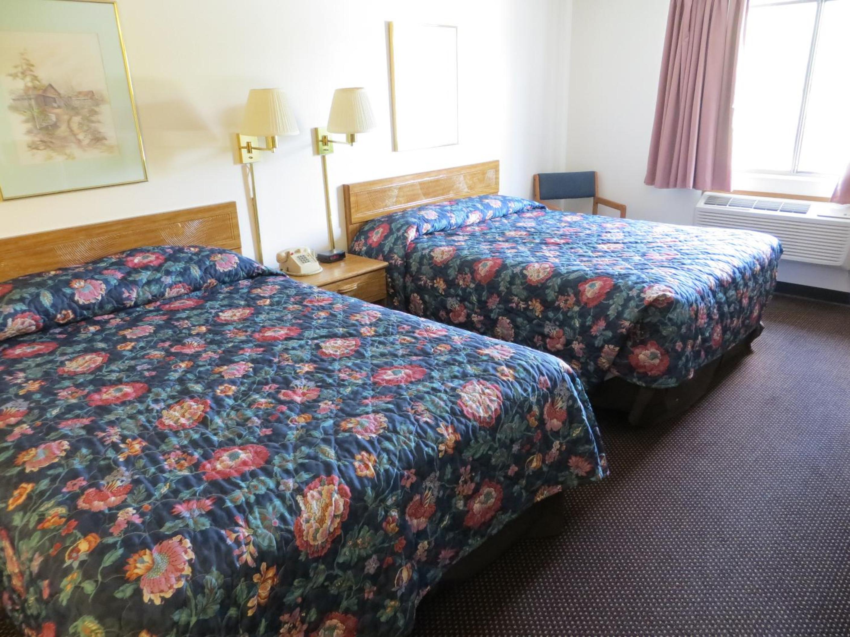 Queen Room with Two Queen Beds - Non-Smoking - Photo 10