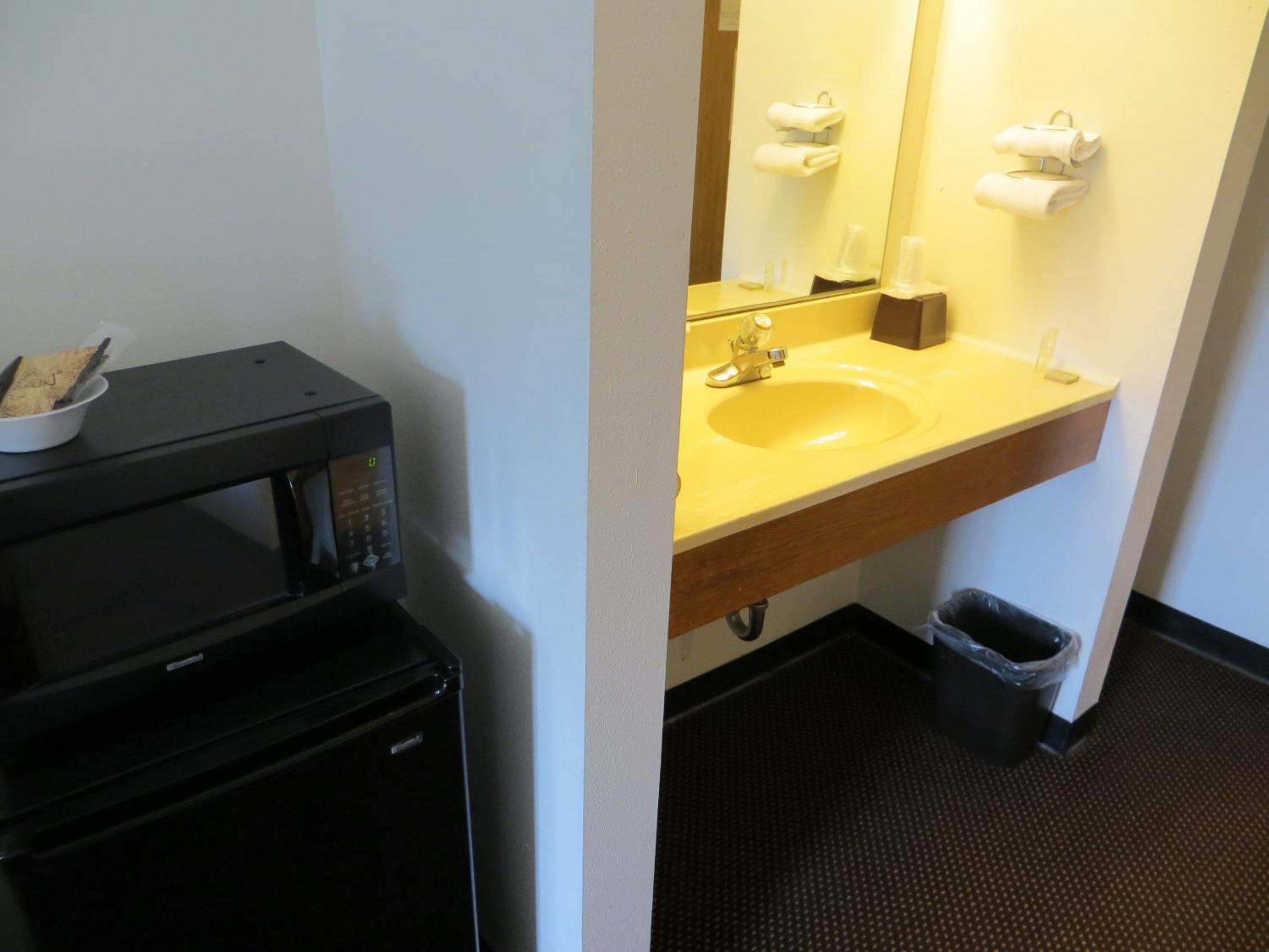 Queen Room - Non-Smoking - Photo 3