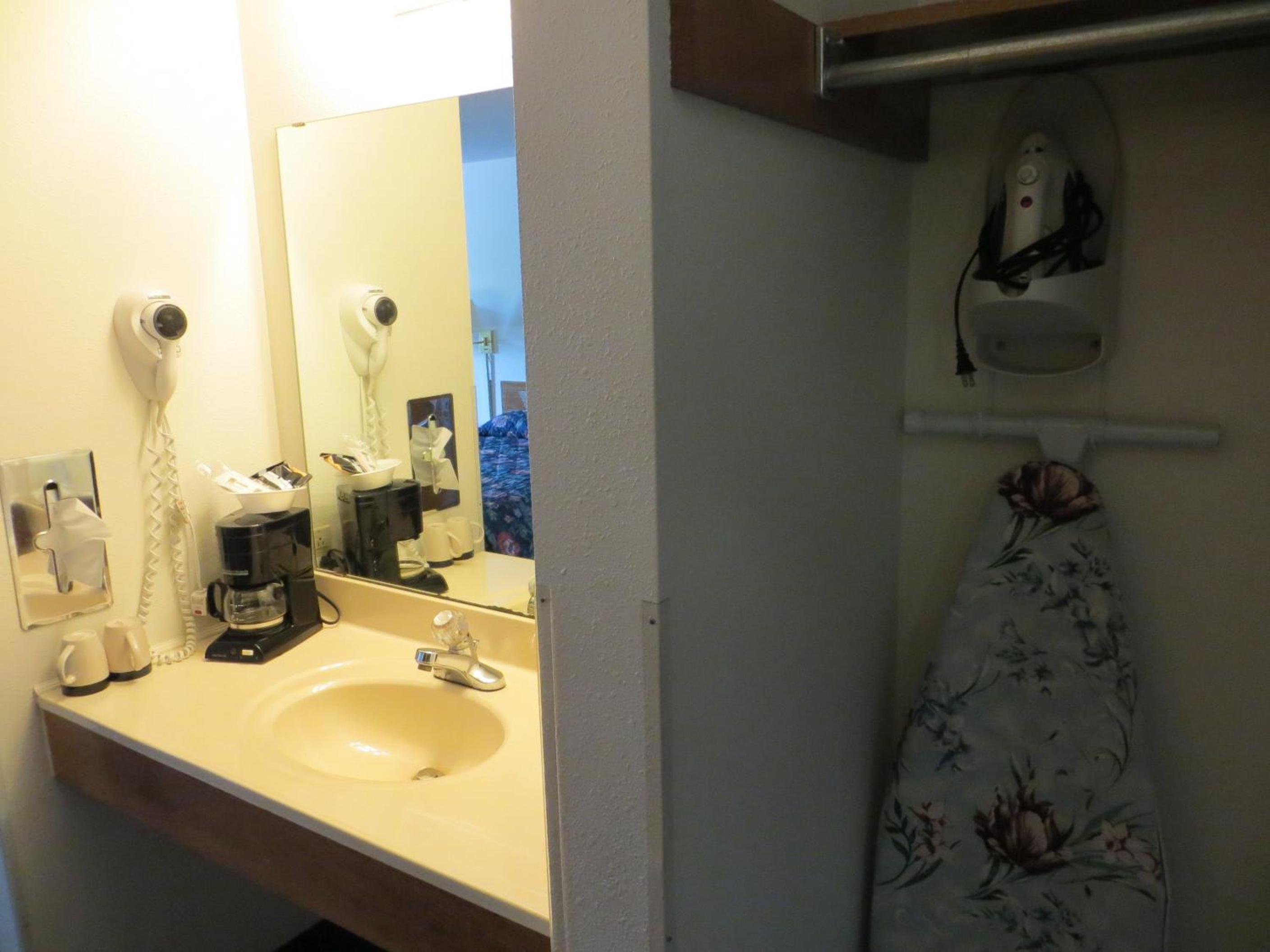 Queen Room with Two Queen Beds - Non-Smoking - Photo 4
