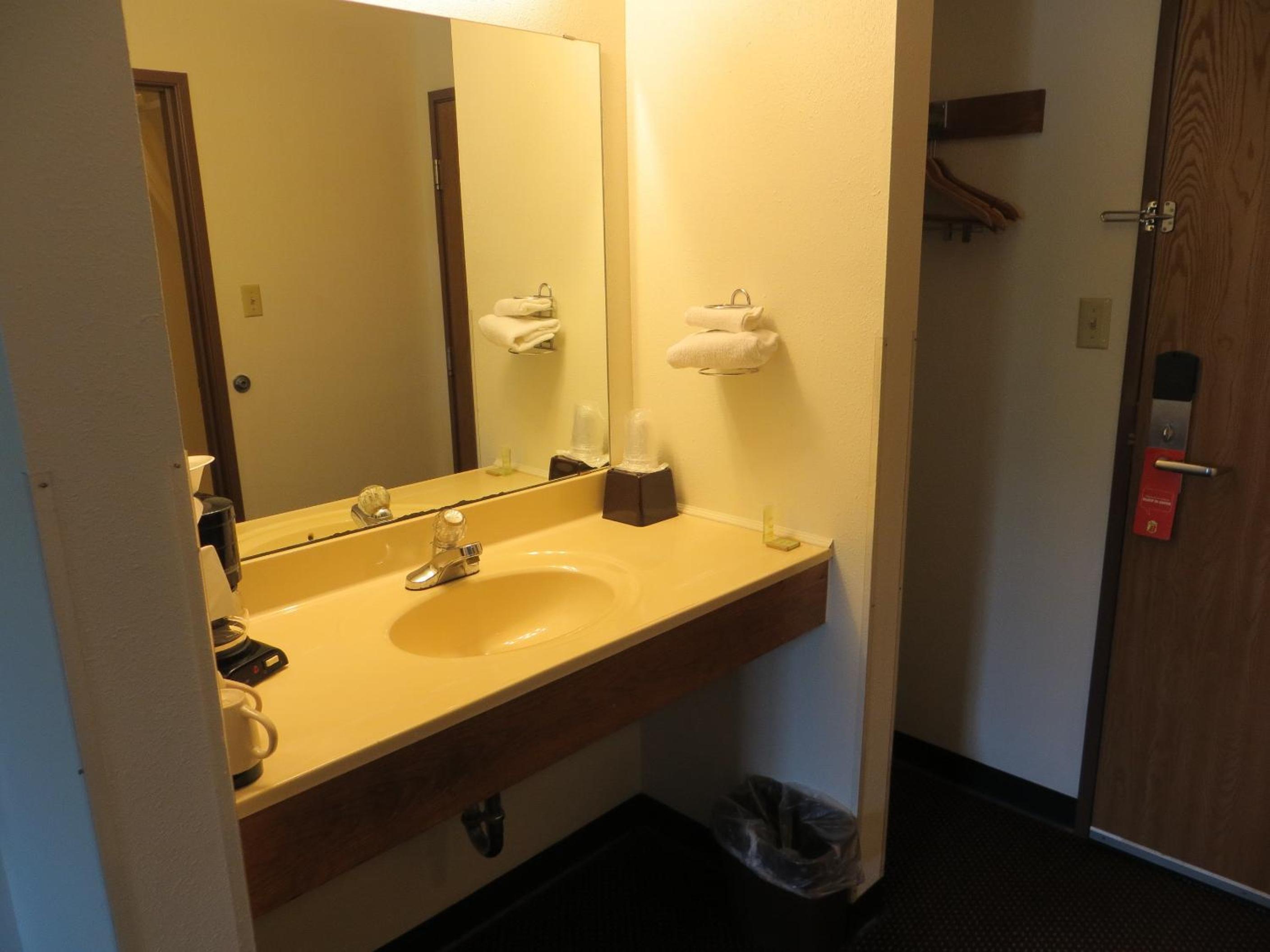 Queen Room with Two Queen Beds - Non-Smoking - Photo 5