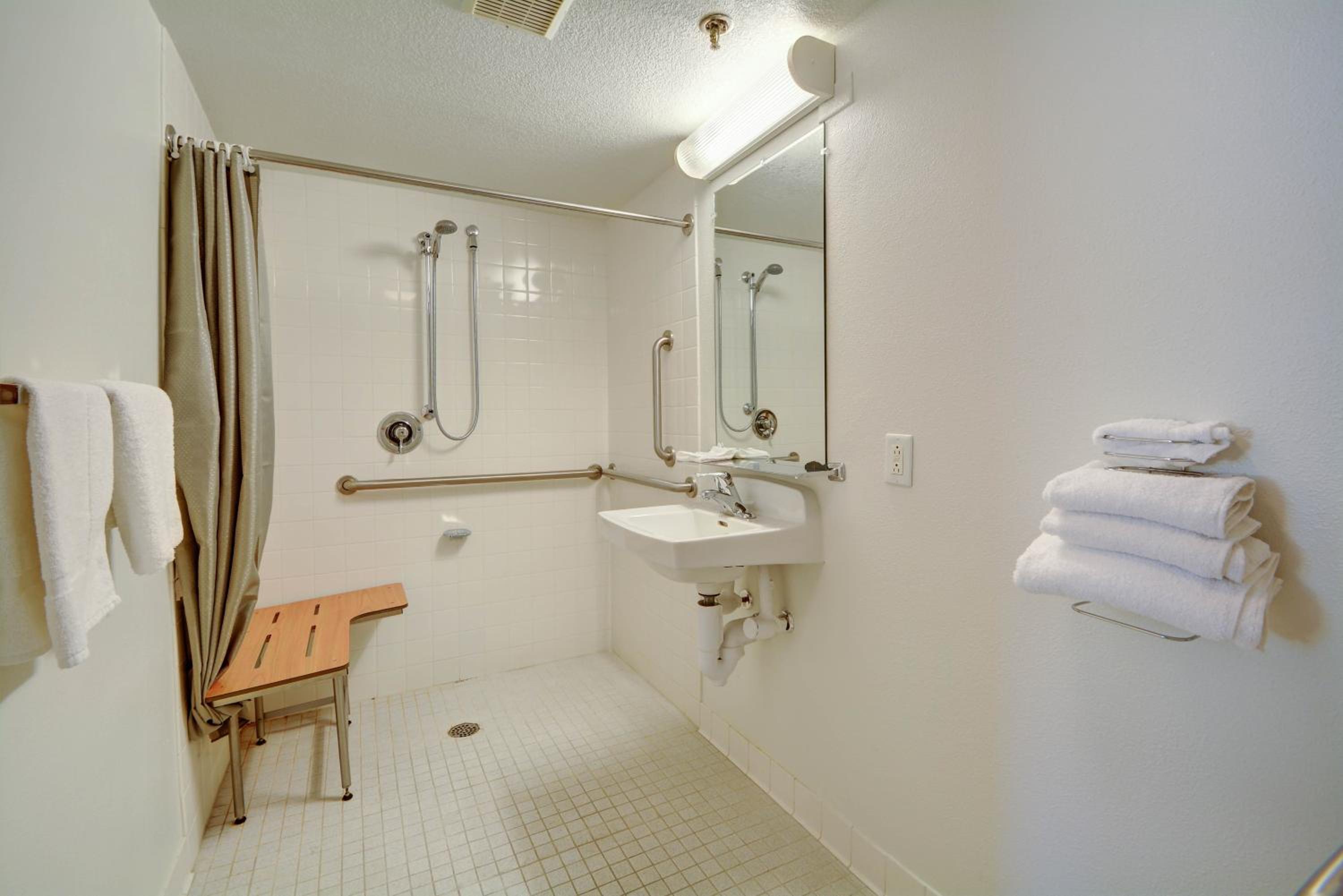 Queen Room - Disability Access photo 1