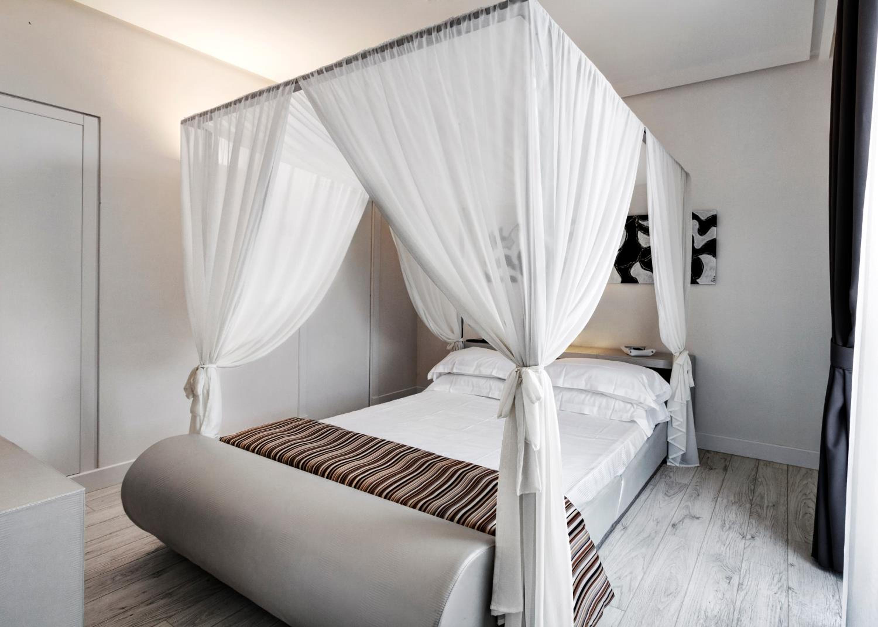 Superior Suite with Spa Access - Photo 2