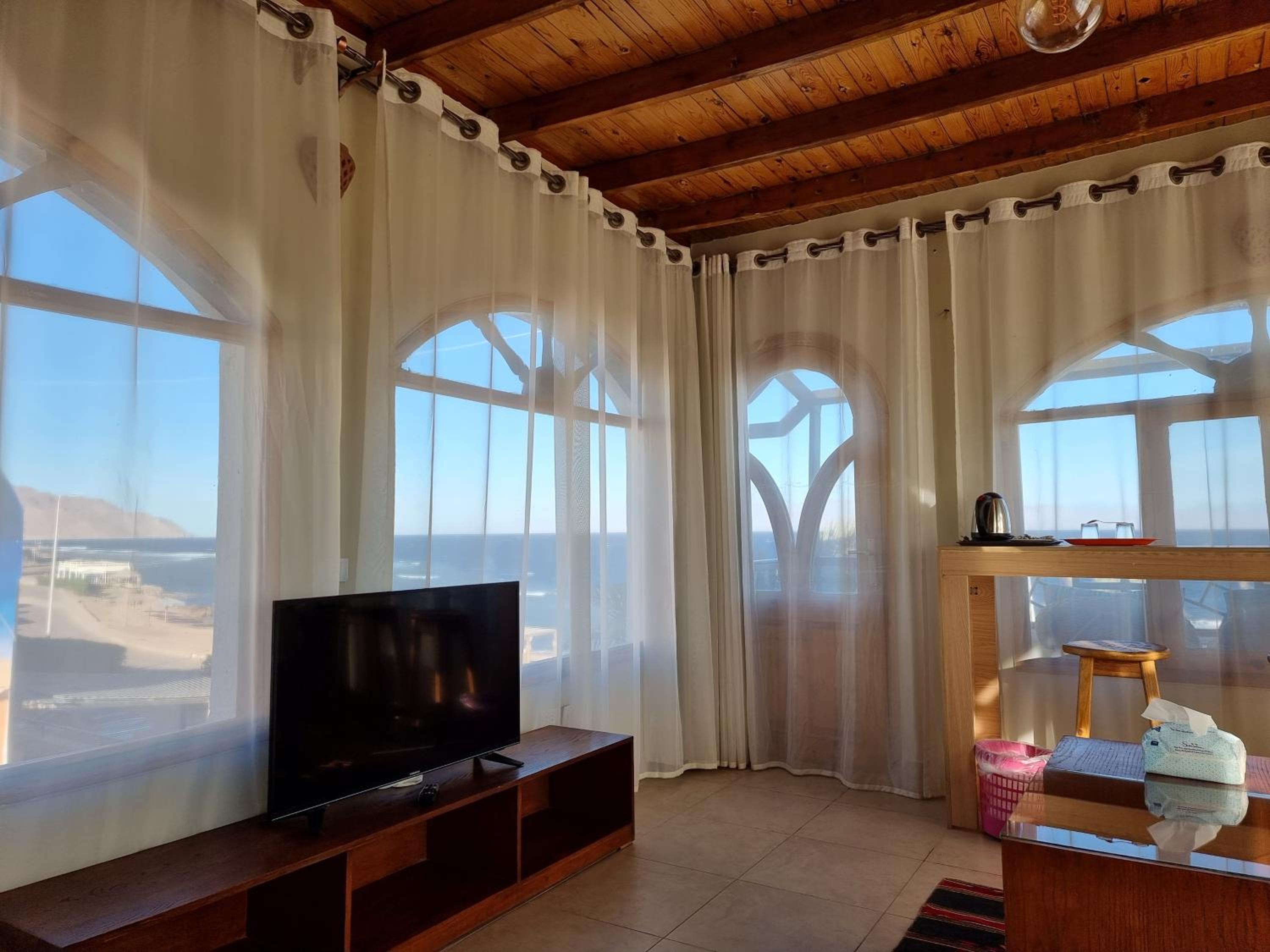Superior Suite with Sea View - Photo 37