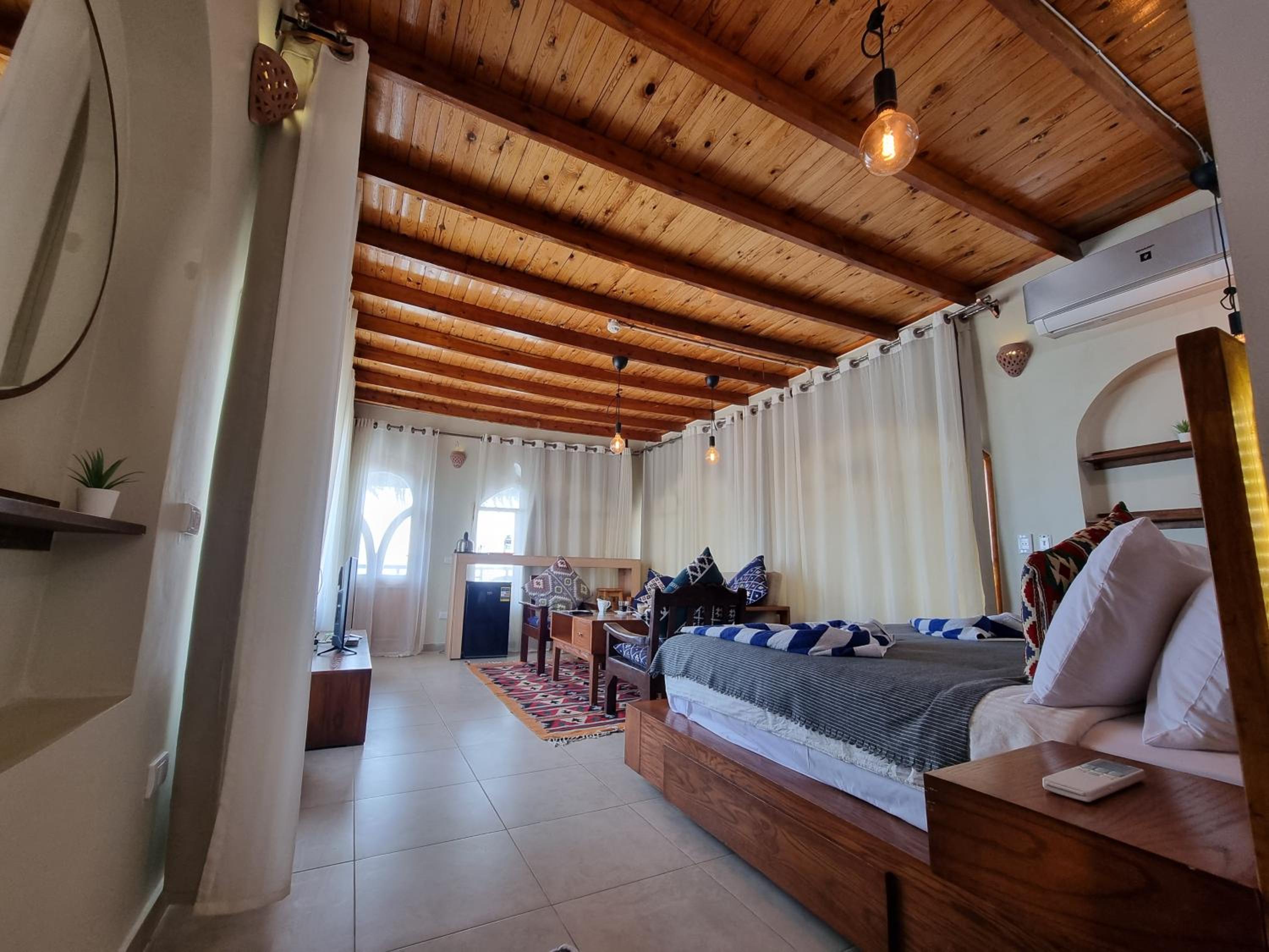 Superior Suite with Sea View - Photo 34